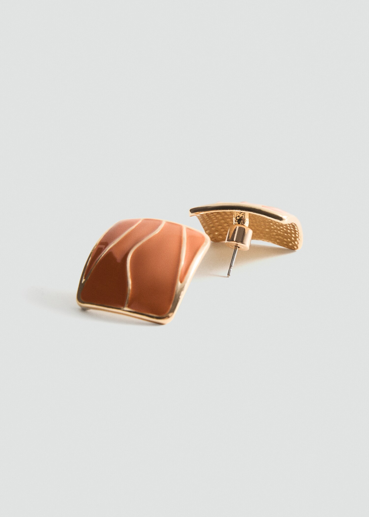 Orecchini design rilievo - Piano medio