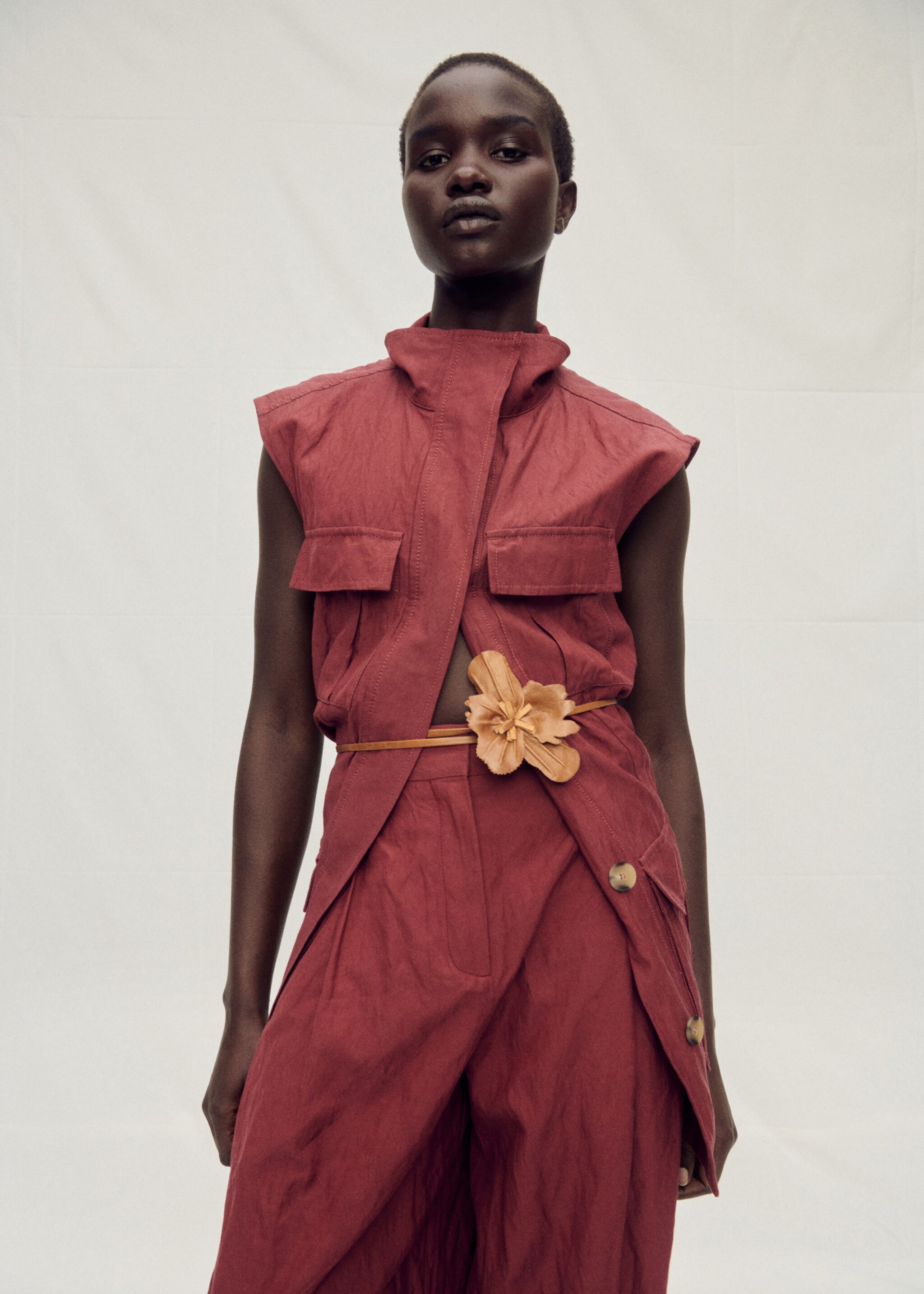 Thin leather belt with flower detail - Details of the article 9