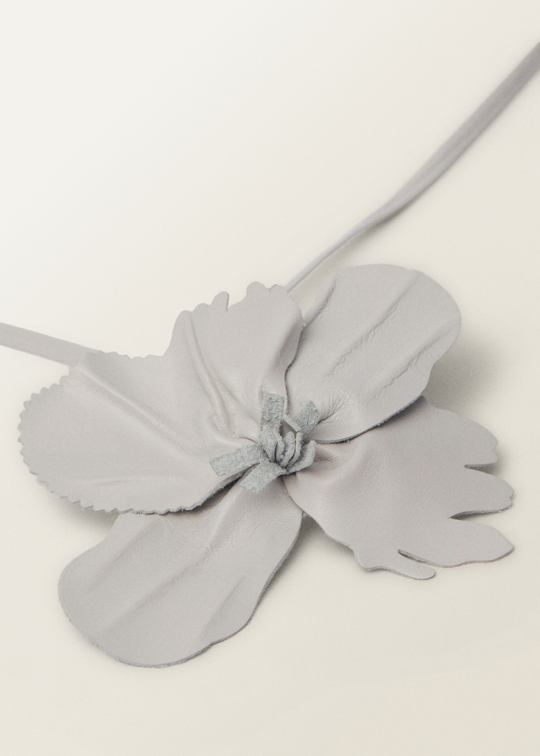 Cinturón fino piel detalle flor - Plano medio
