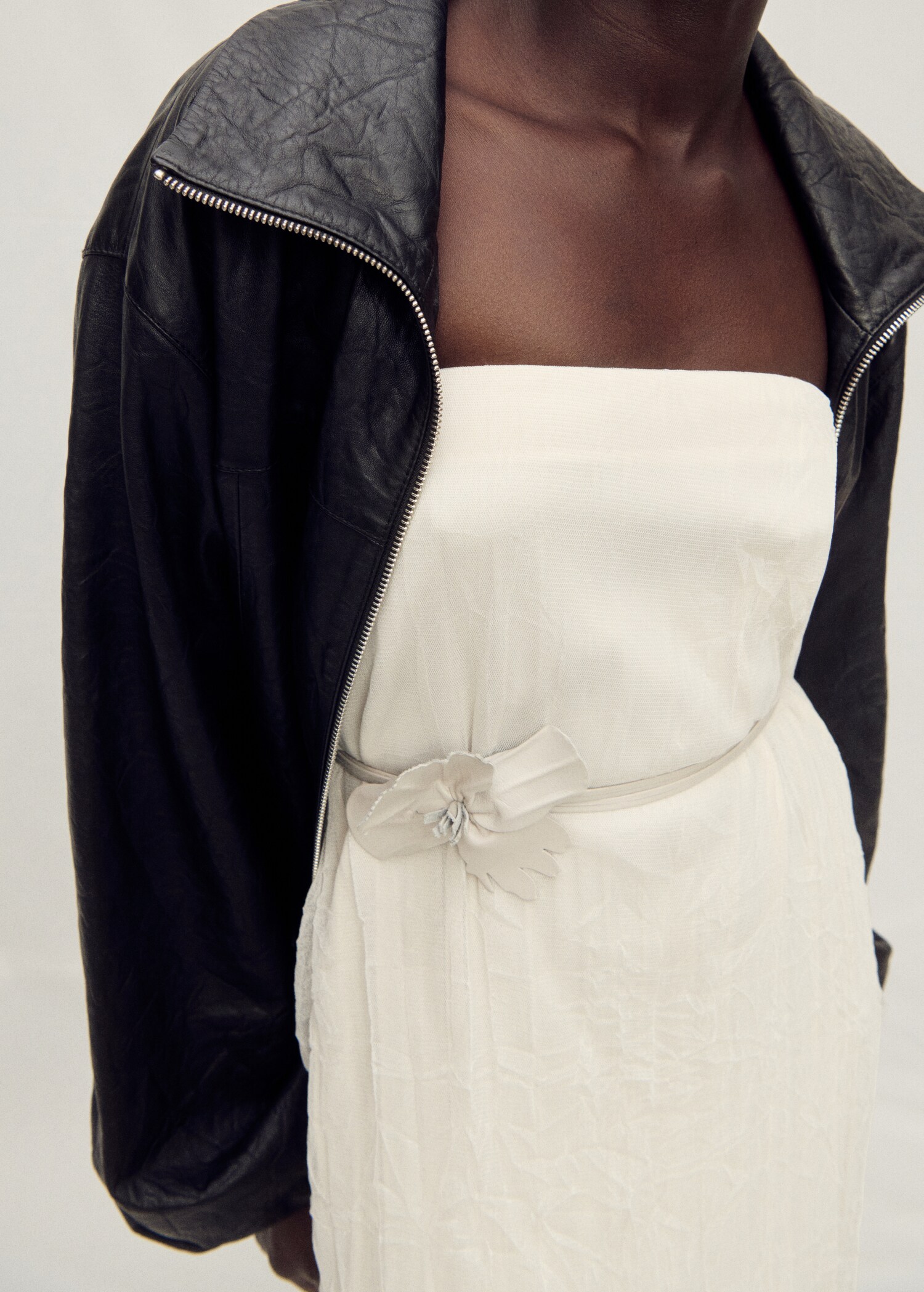 Thin leather belt with flower detail - Details of the article 9