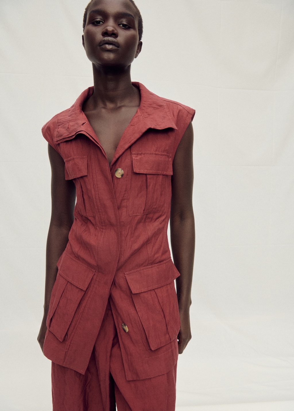 Creased-effect suit vest with pockets