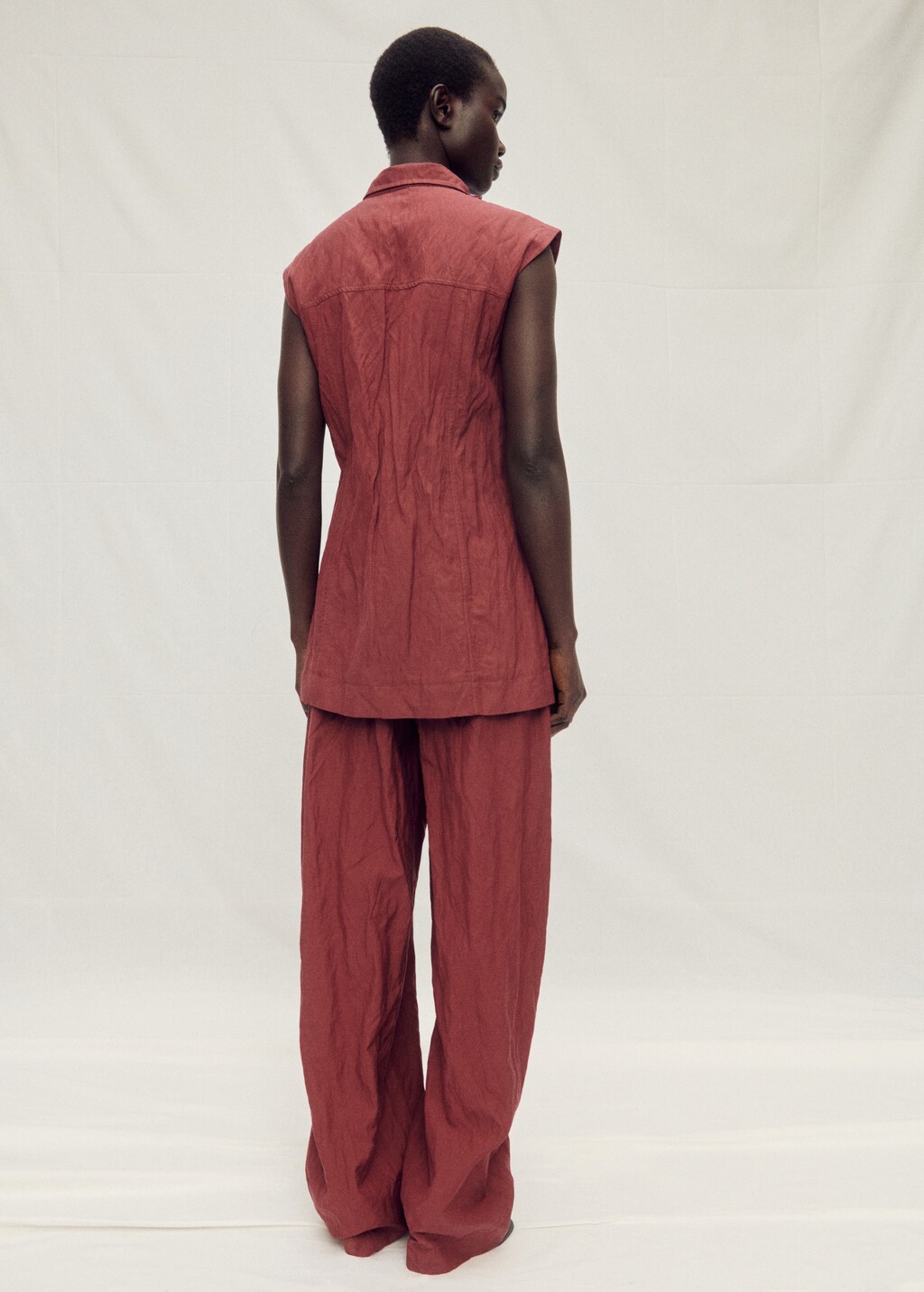 Creased-effect suit vest  with pockets - image 3