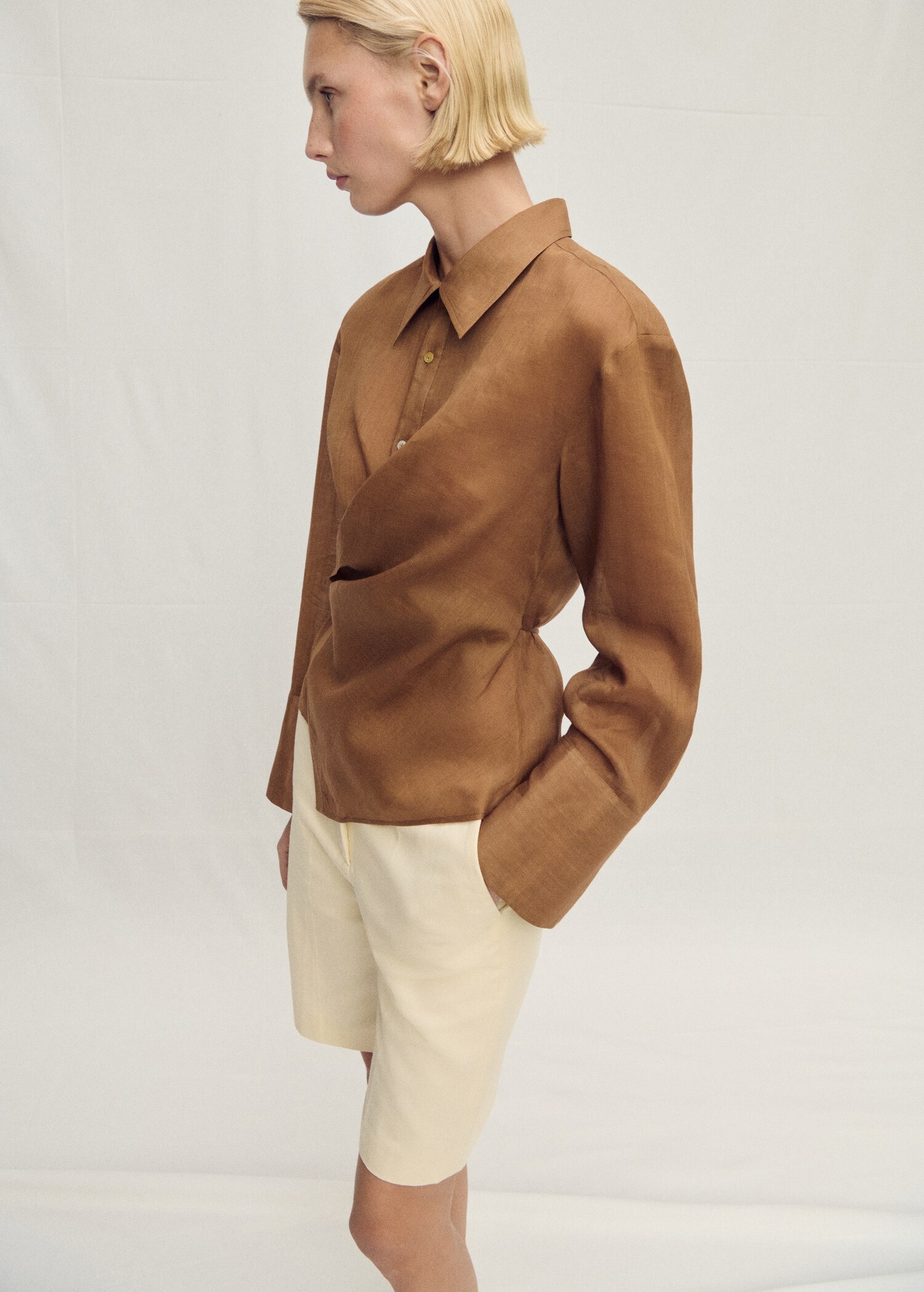 Ramie shirt with asymmetrical closure - Details of the article 1