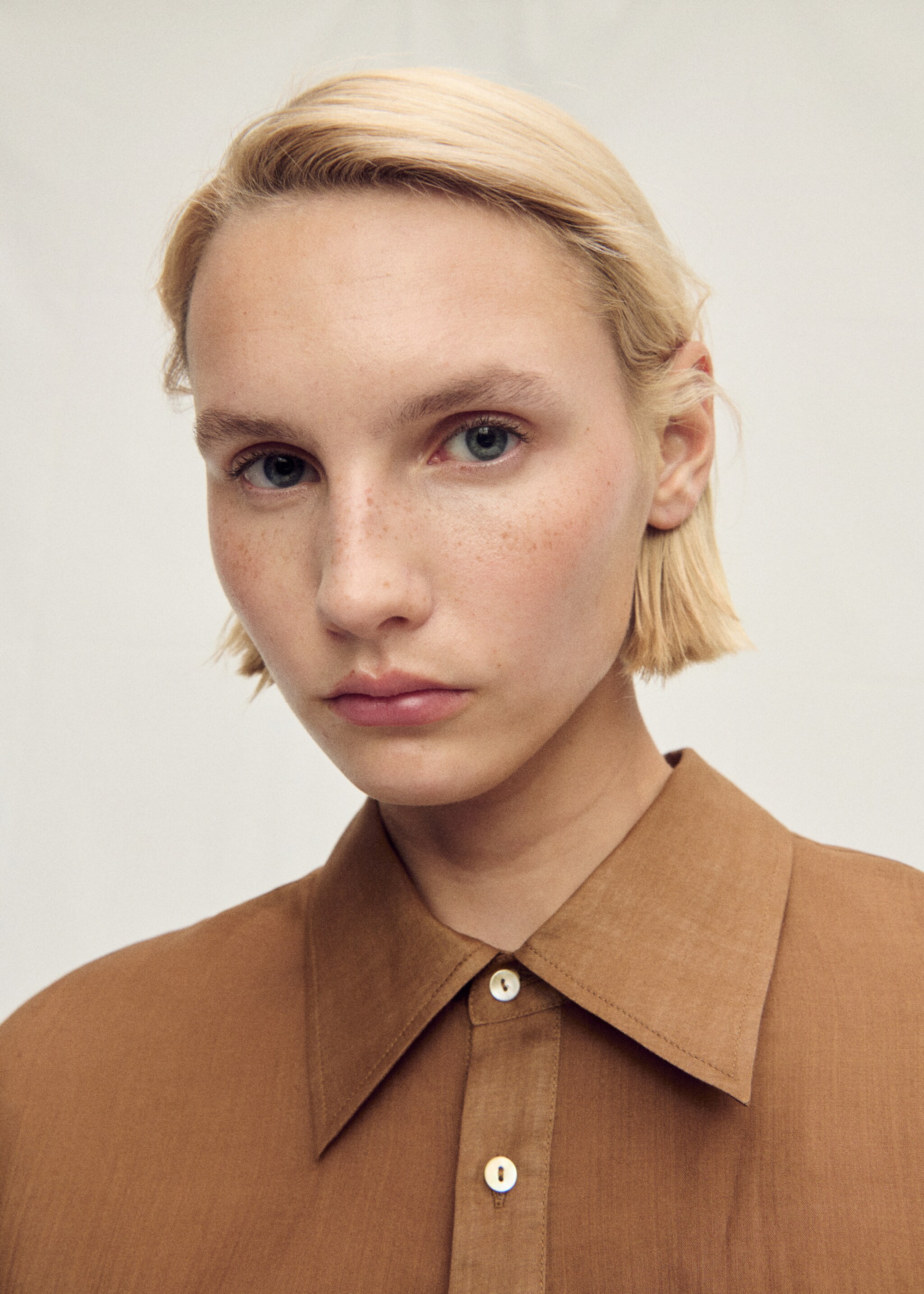 Ramie shirt with asymmetric hem - Details of the article 2