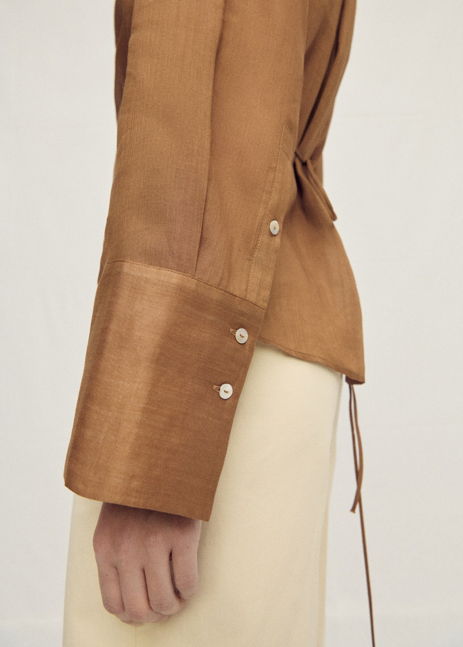 Ramie shirt with asymmetrical closure - Details of the article 6