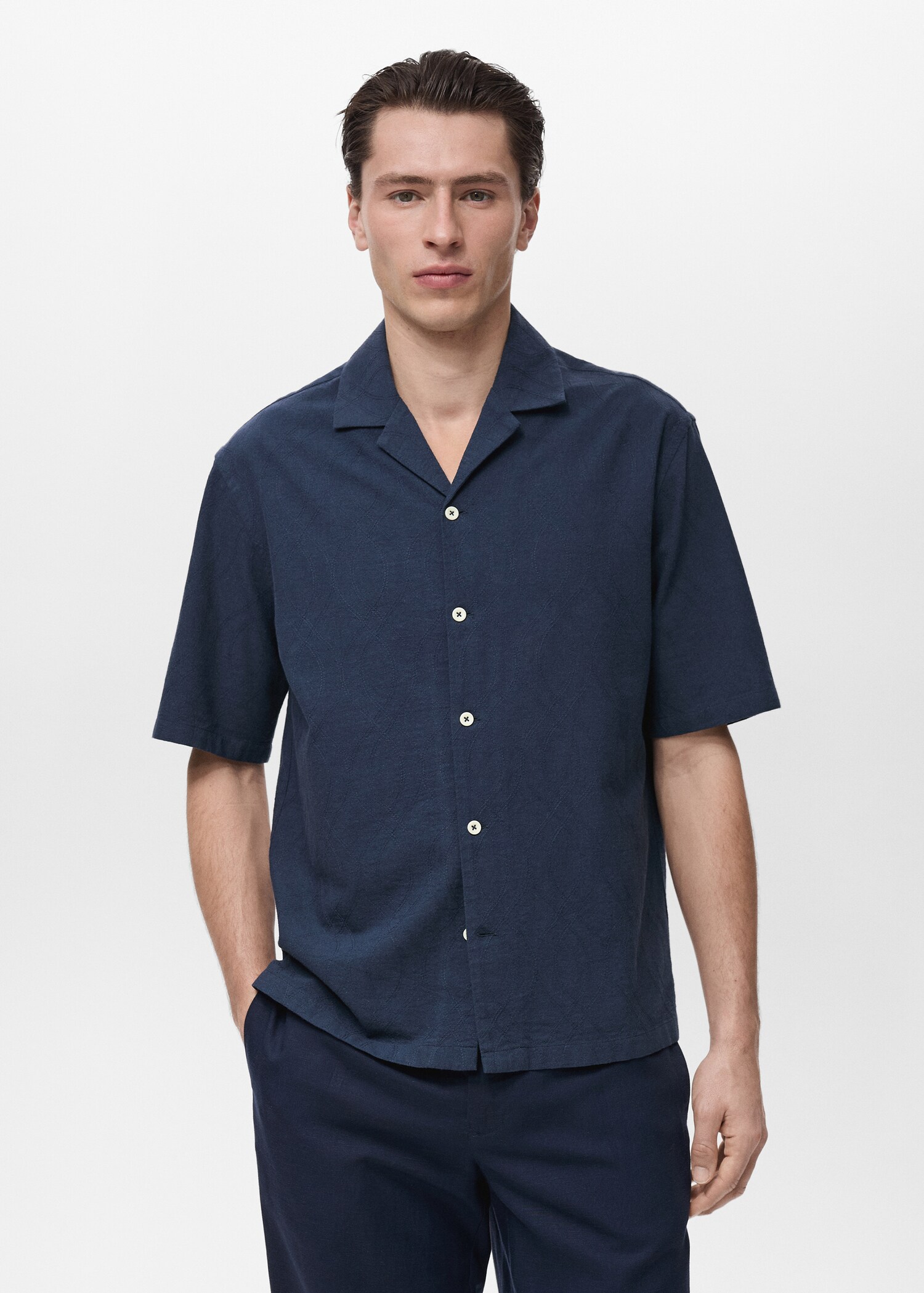 Camisa cuello bowling bordados - Plano medio