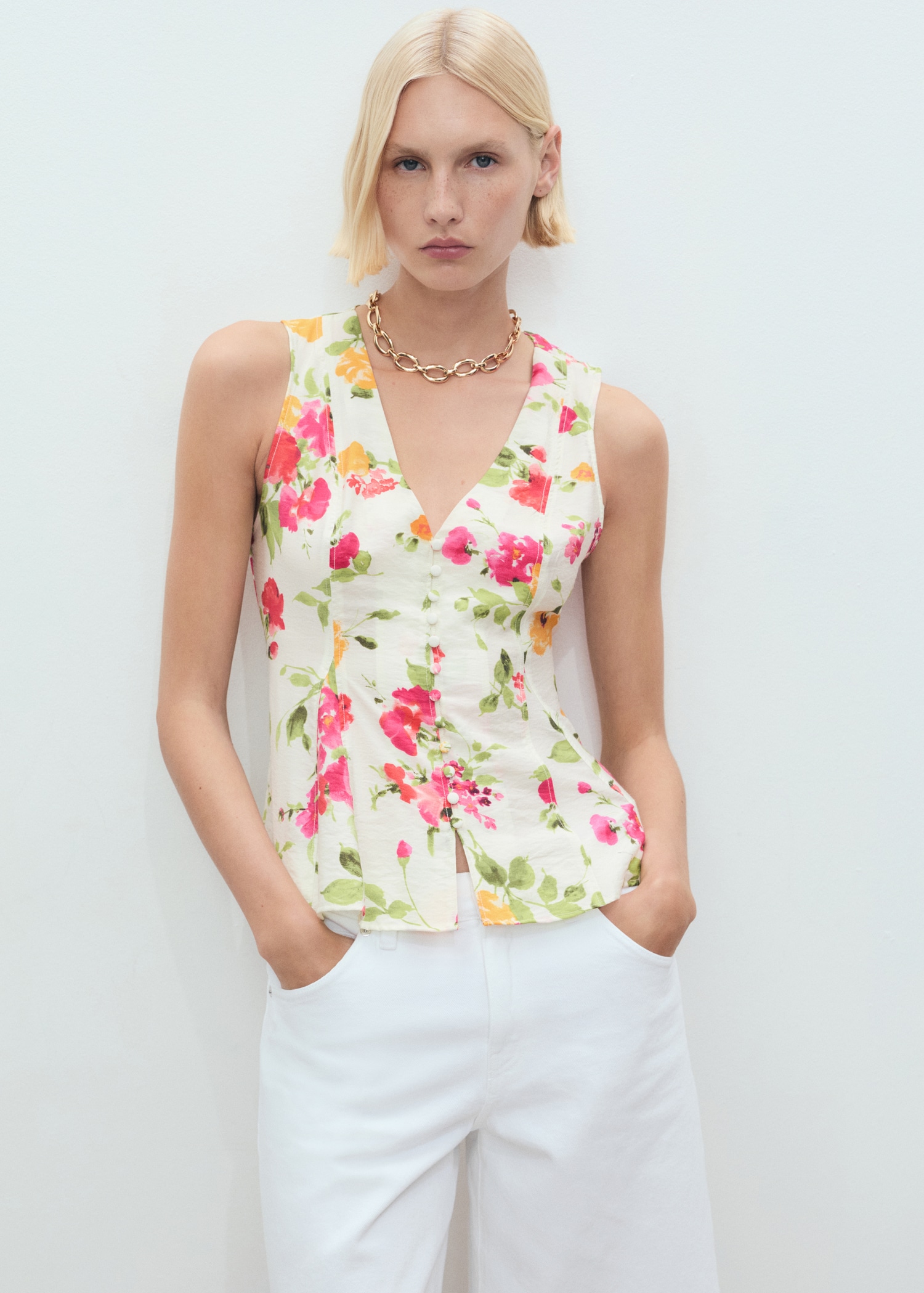 Figursydd bluse med blomster og knapper - Halvtotal bildeutsnitt