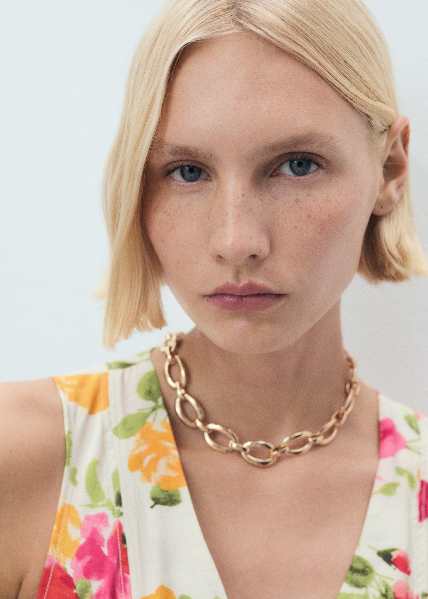 Figursydd bluse med blomster og knapper - Artikkeldetalj 1