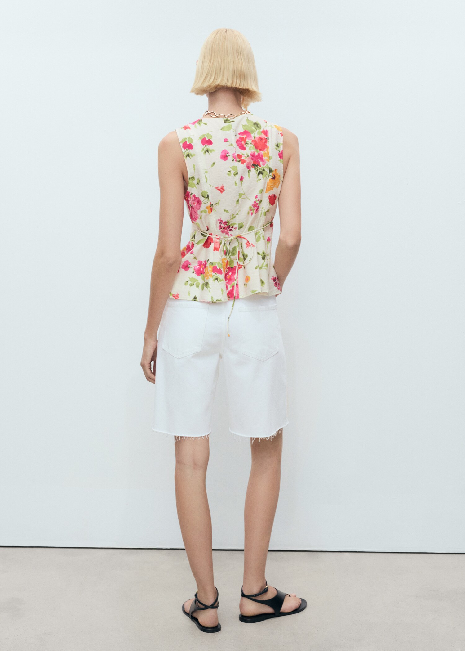 Figursydd bluse med blomster og knapper - Baksiden av artikkelen
