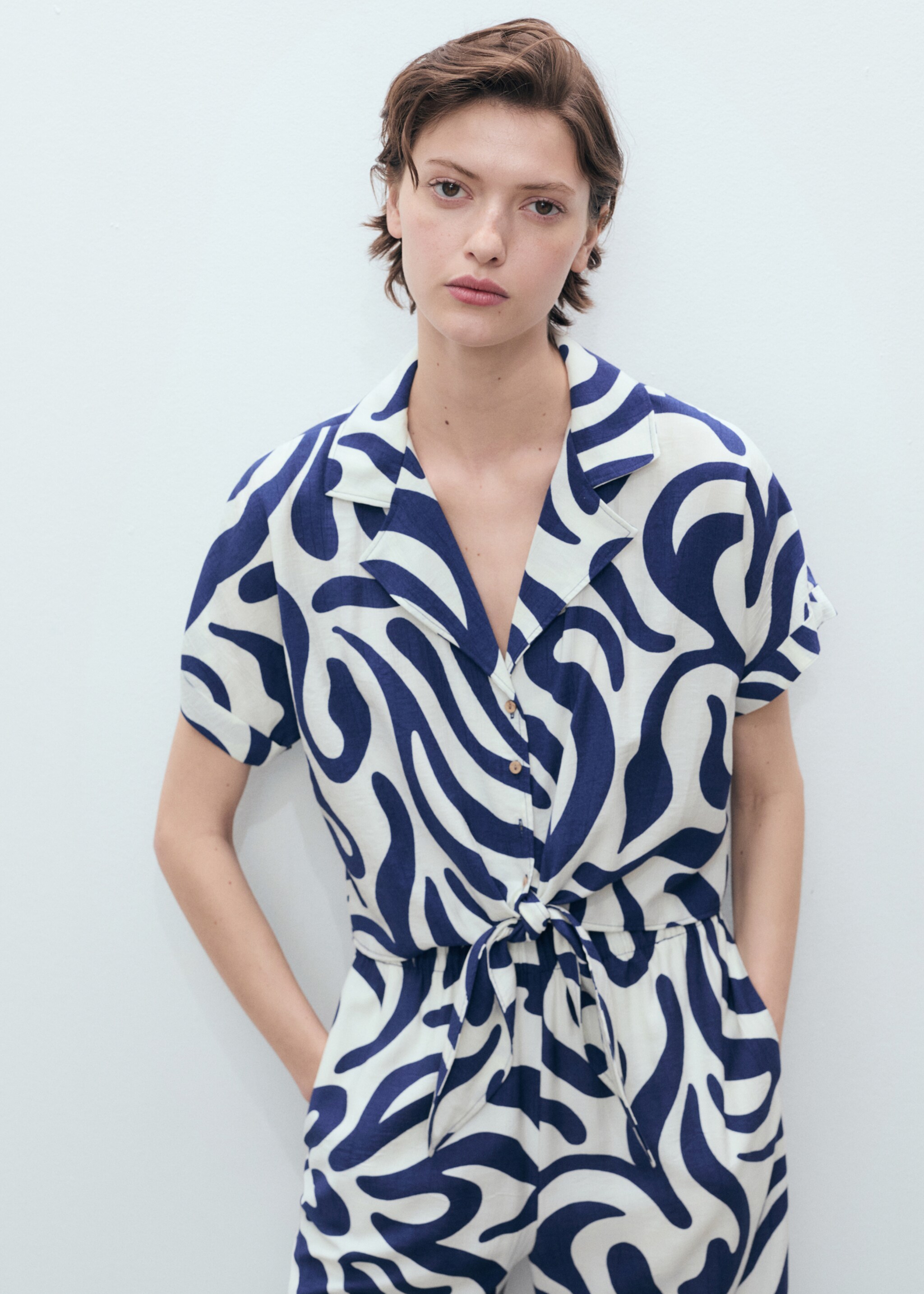 Printed crop shirt with knot detail - Medium plane