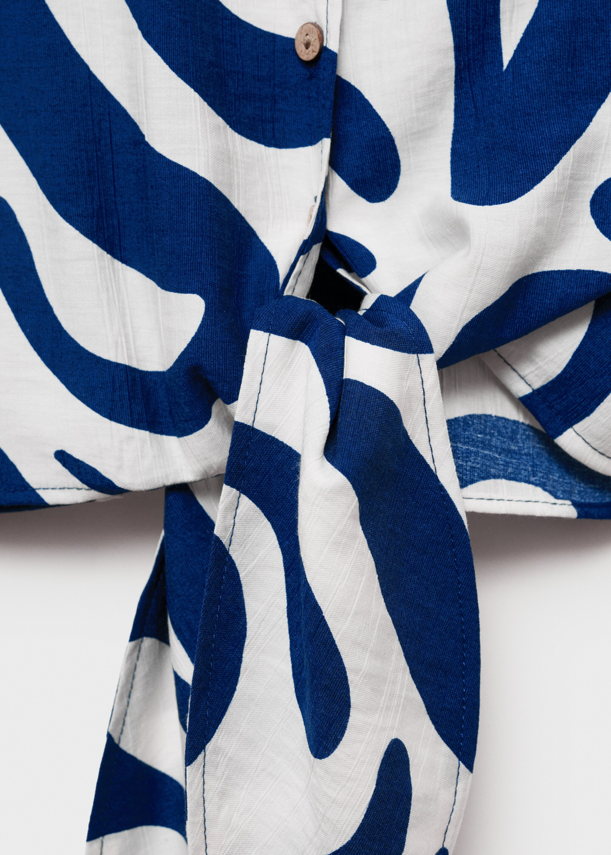 Printed crop shirt with knot detail - Details of the article 0