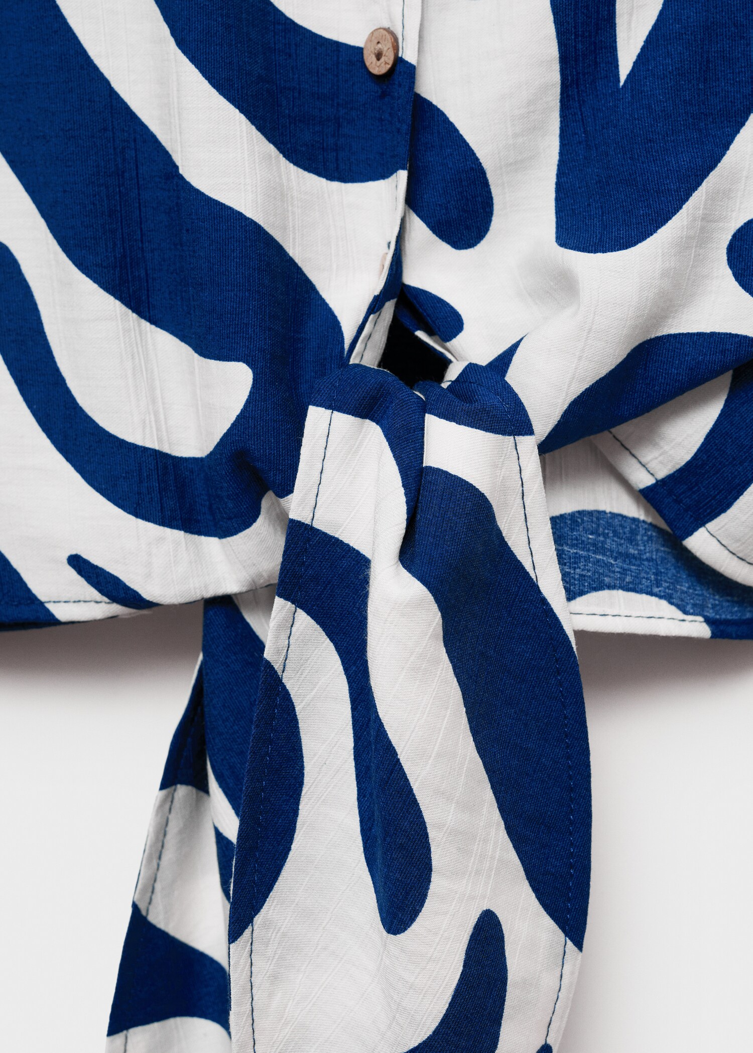 Printed crop shirt with knot detail - Details of the article 0