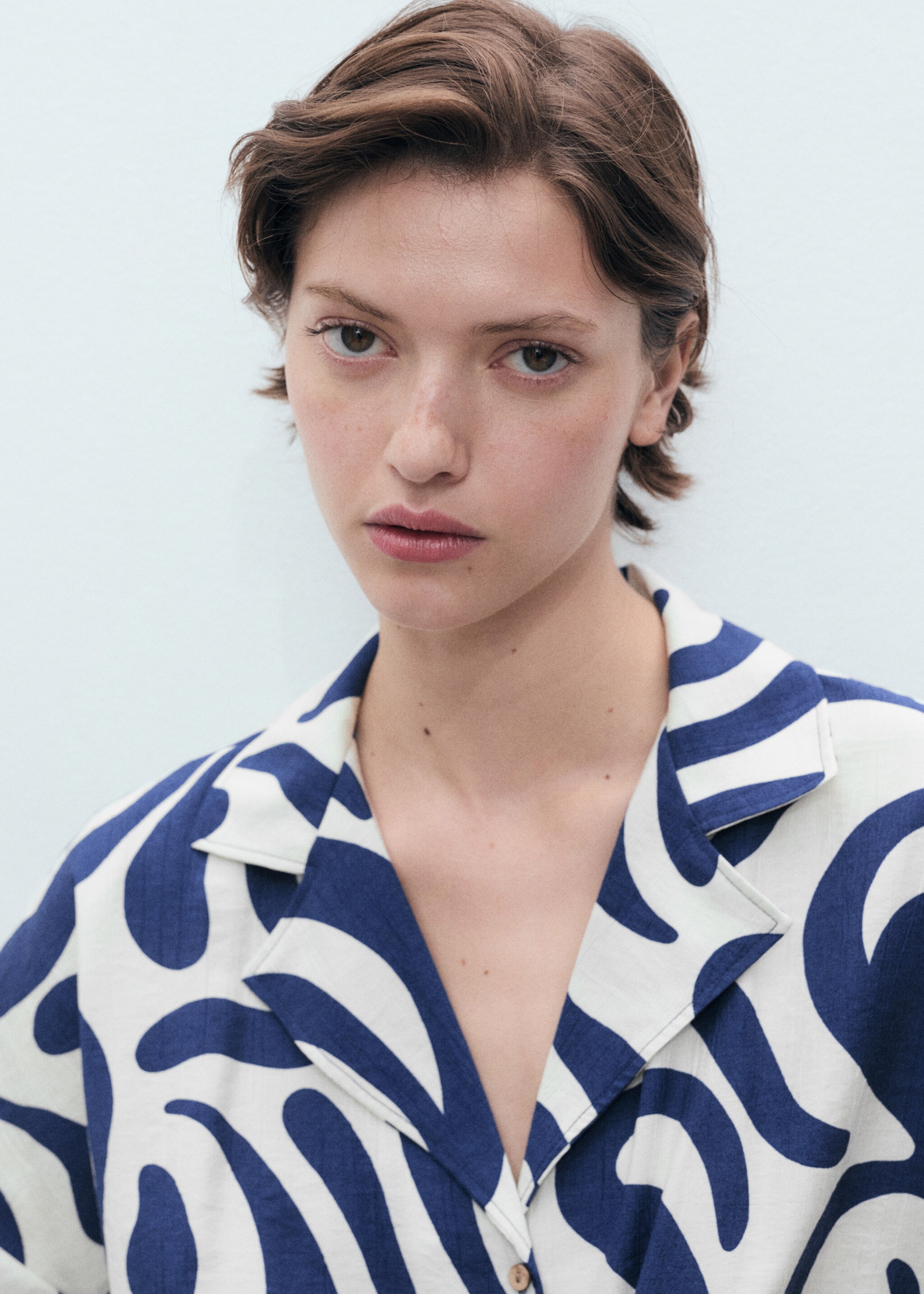 Printed crop shirt with knot detail - Details of the article 1