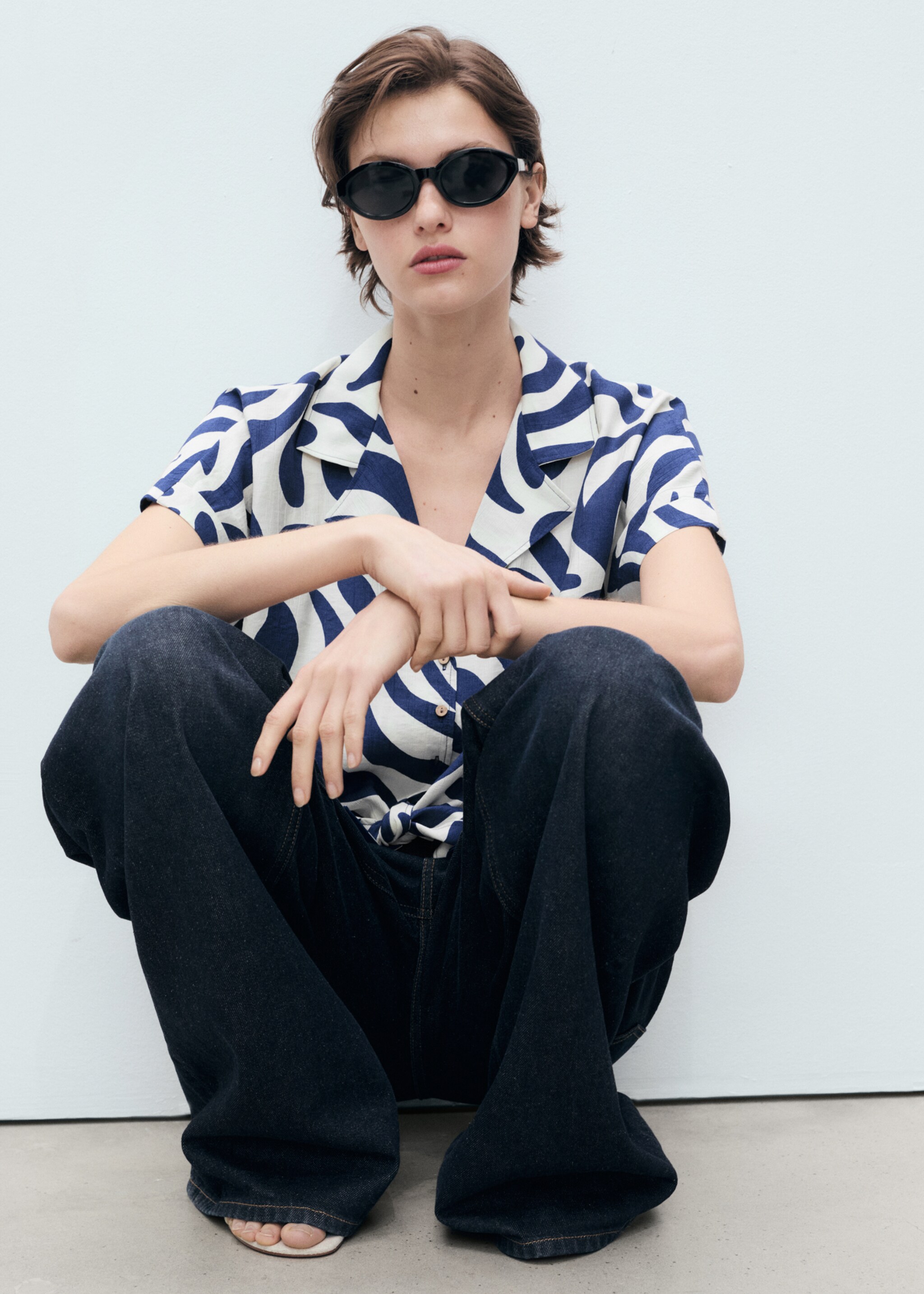 Printed crop shirt with knot detail - Details of the article 2