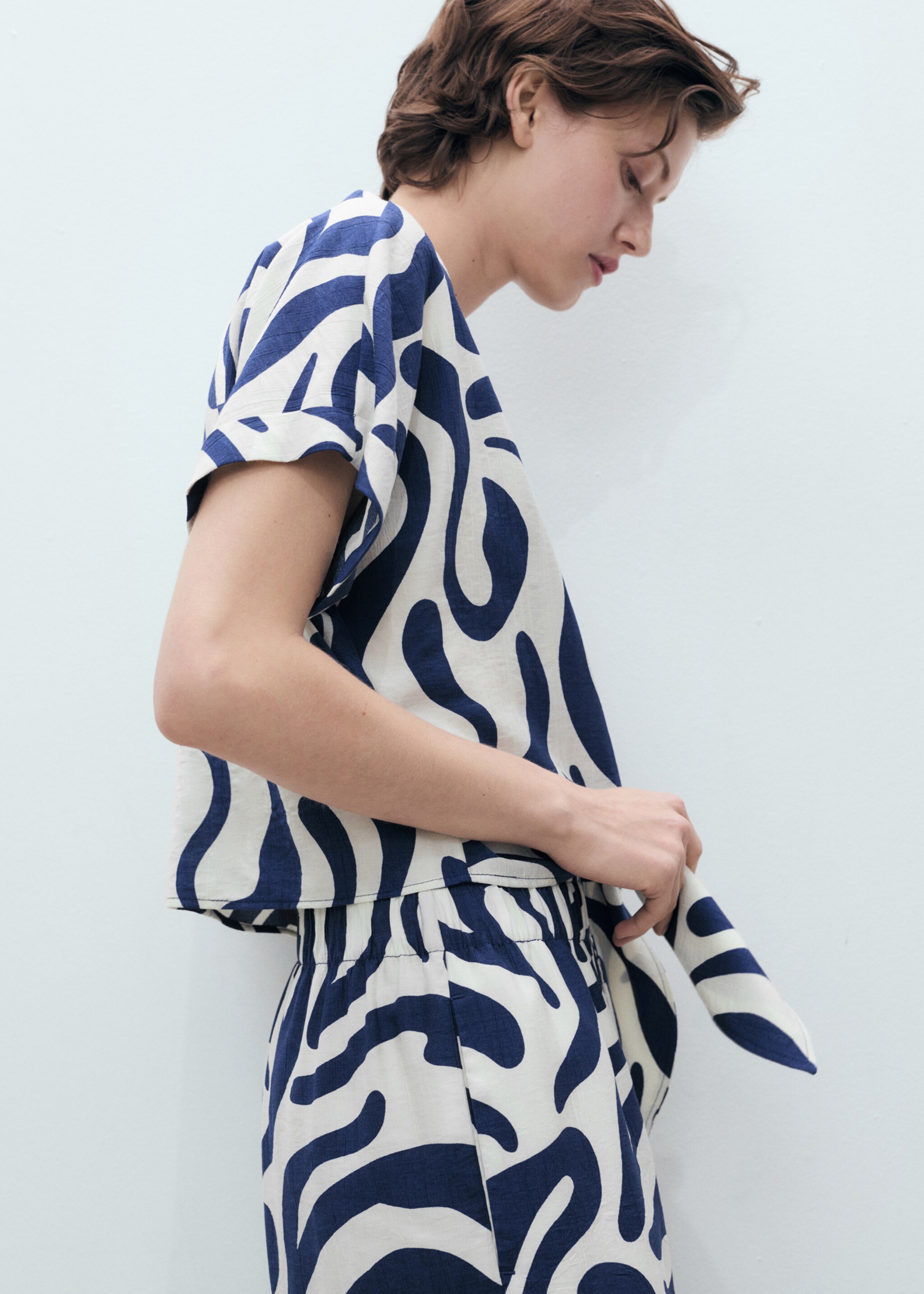 Printed crop shirt with knot detail - Details of the article 6