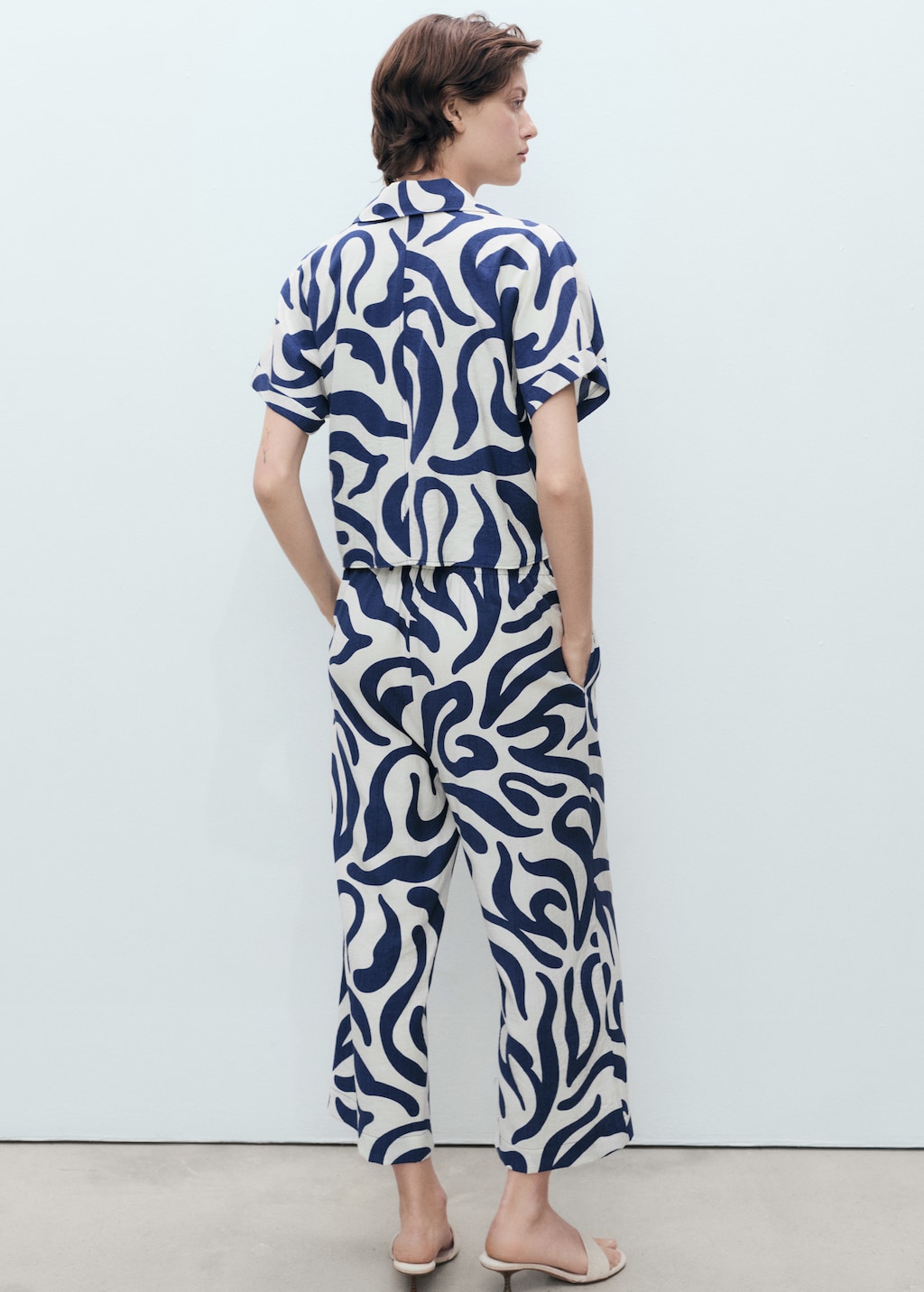 Printed crop shirt with knot detail - image 3