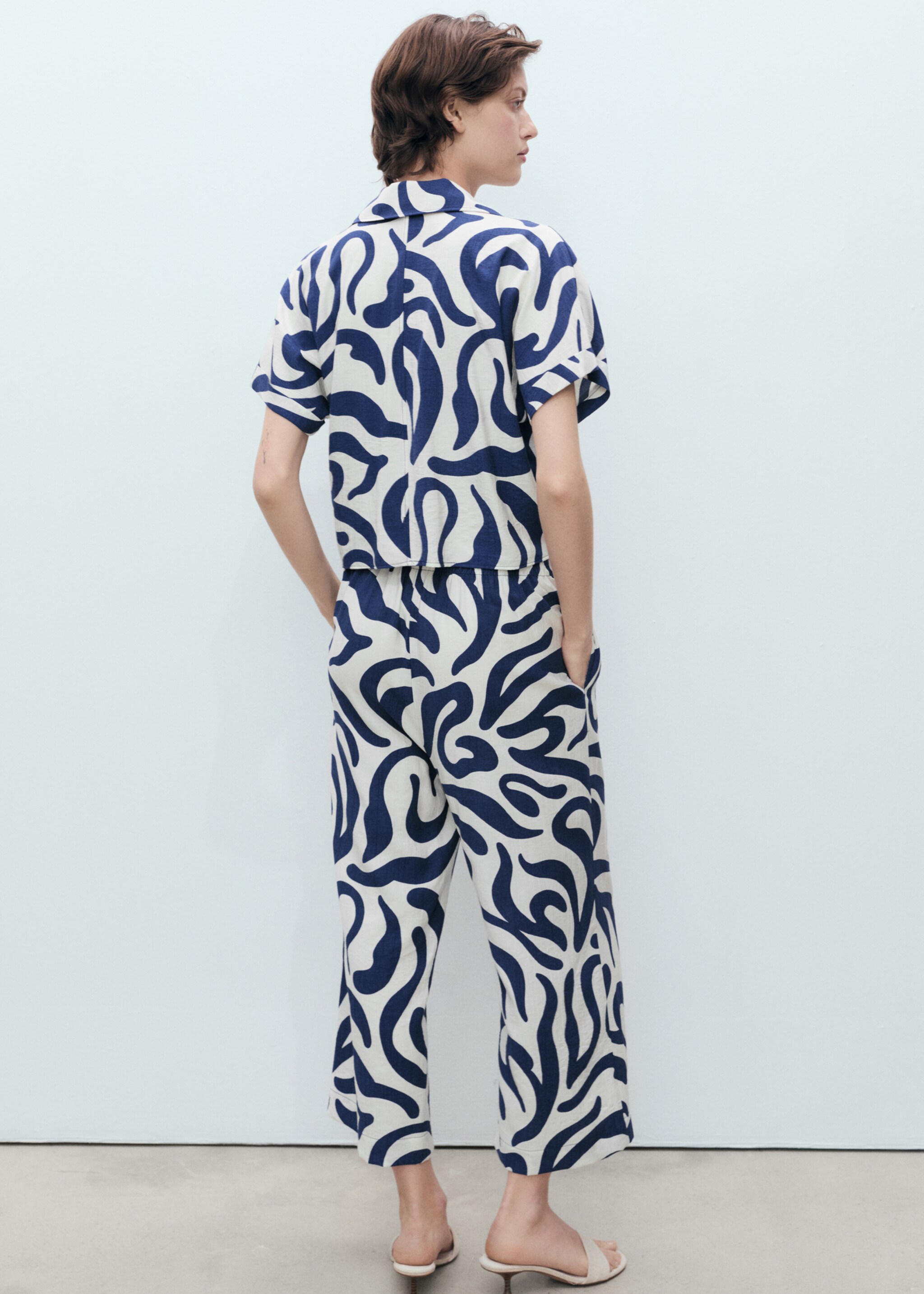 Printed crop shirt with knot detail - Reverse of the article
