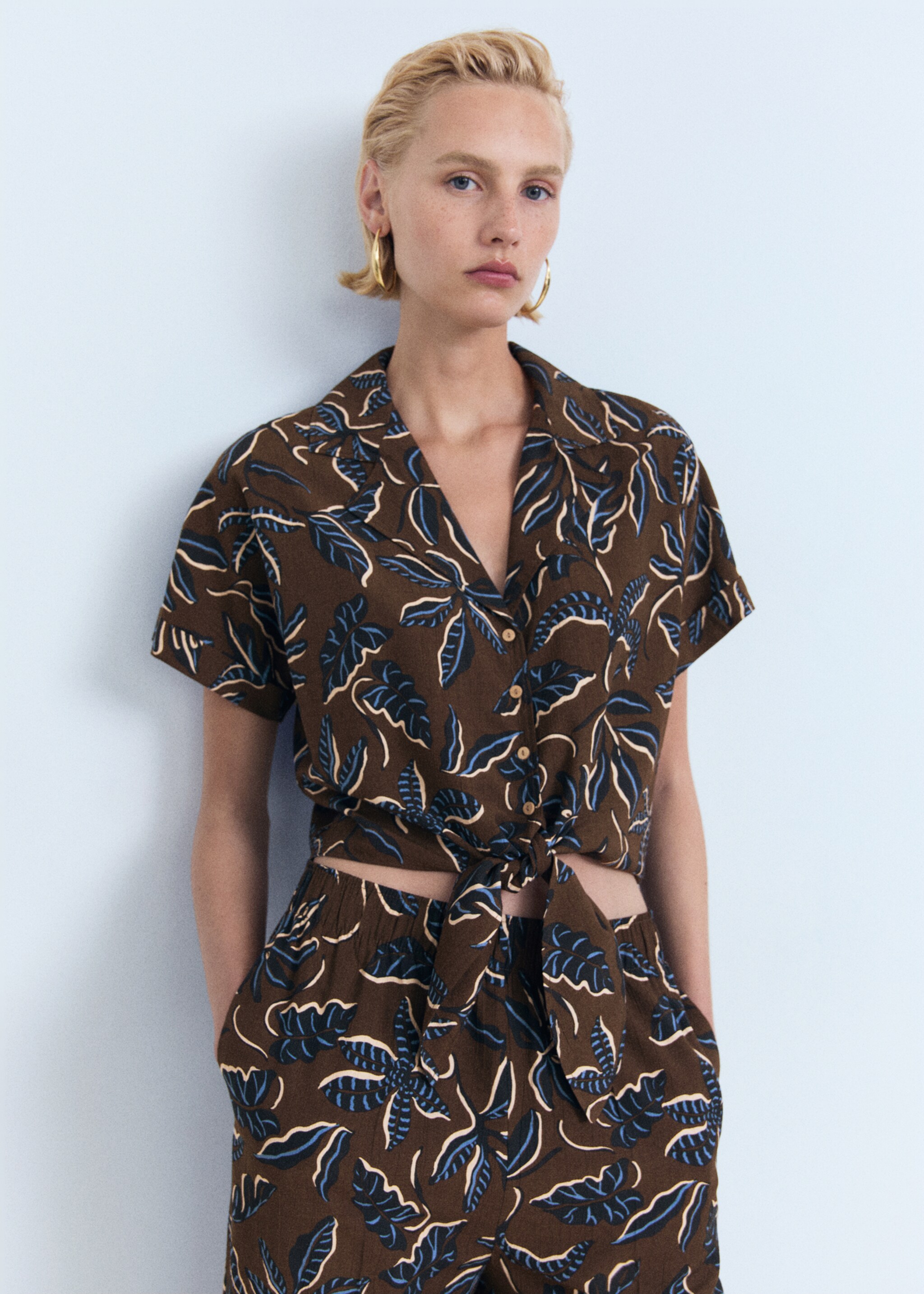 Printed crop shirt with knot detail - Medium plane