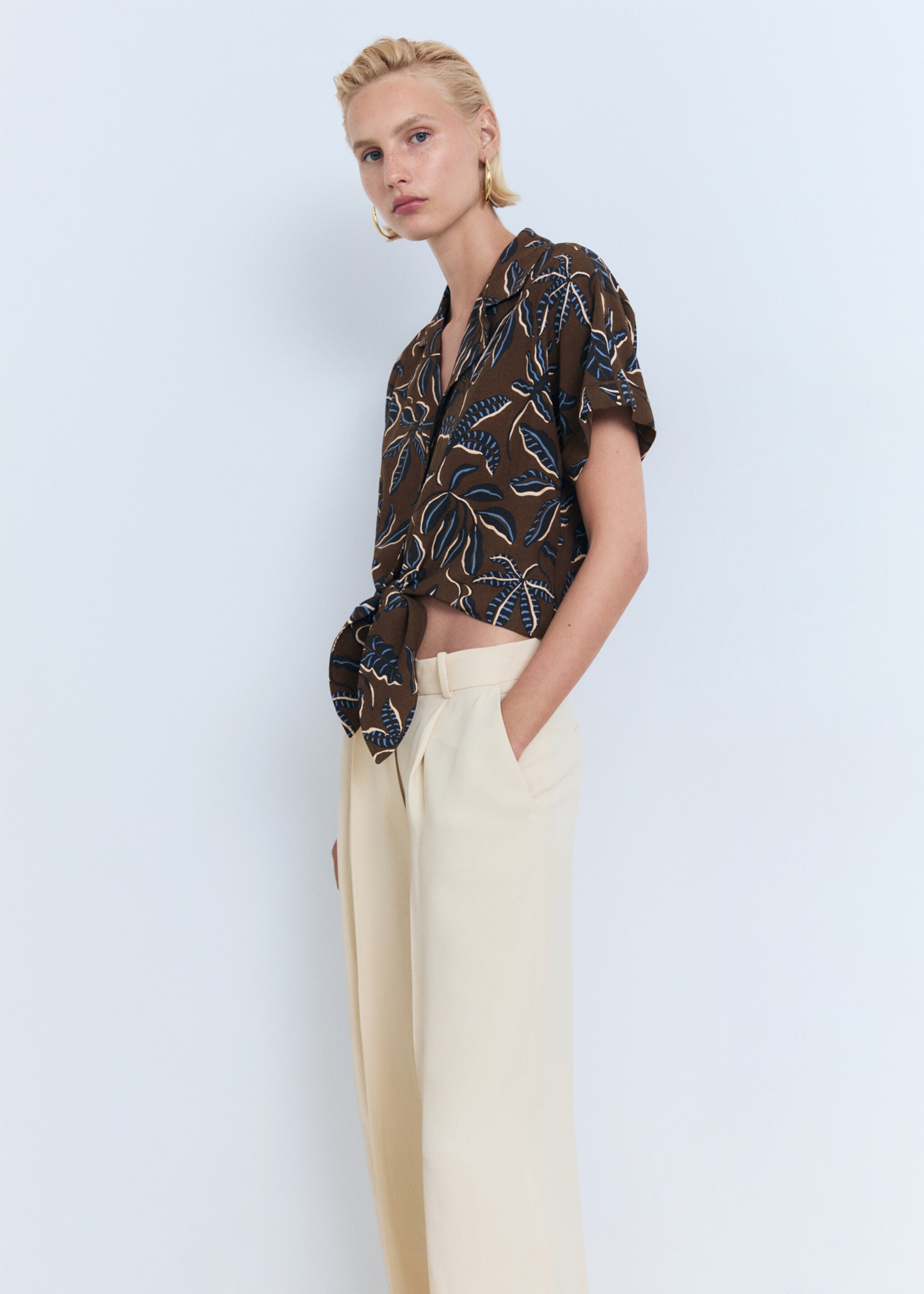 Printed crop shirt with knot detail - Details of the article 2