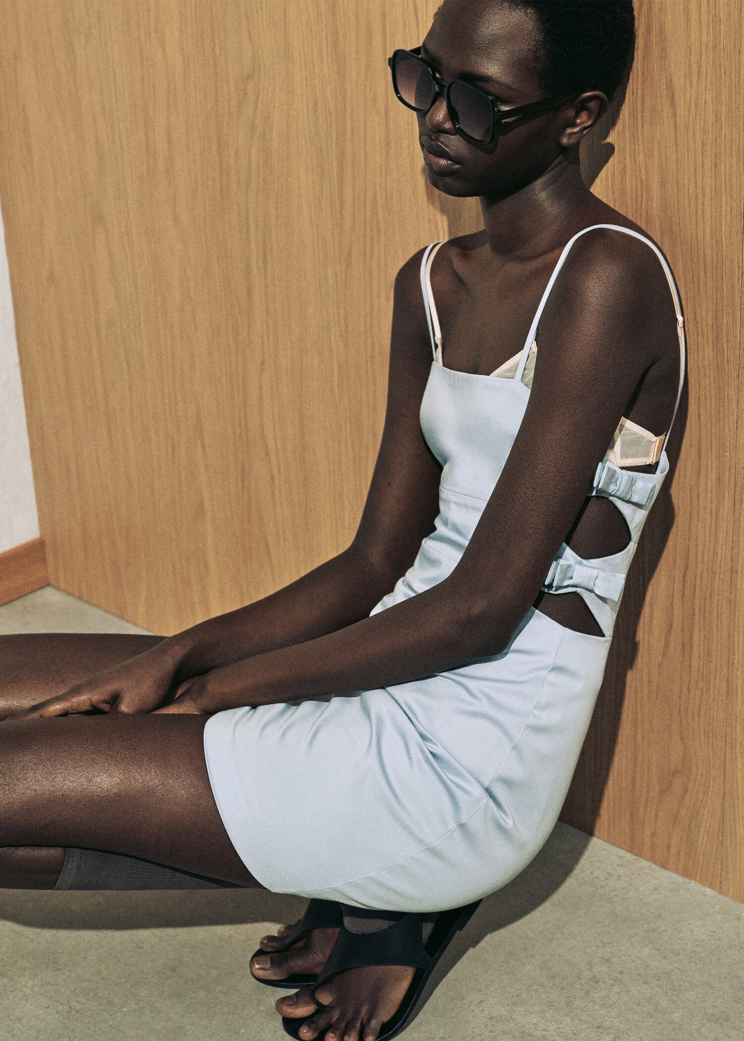 Robe courte à découpe avec nœuds - Détail de l'article 6