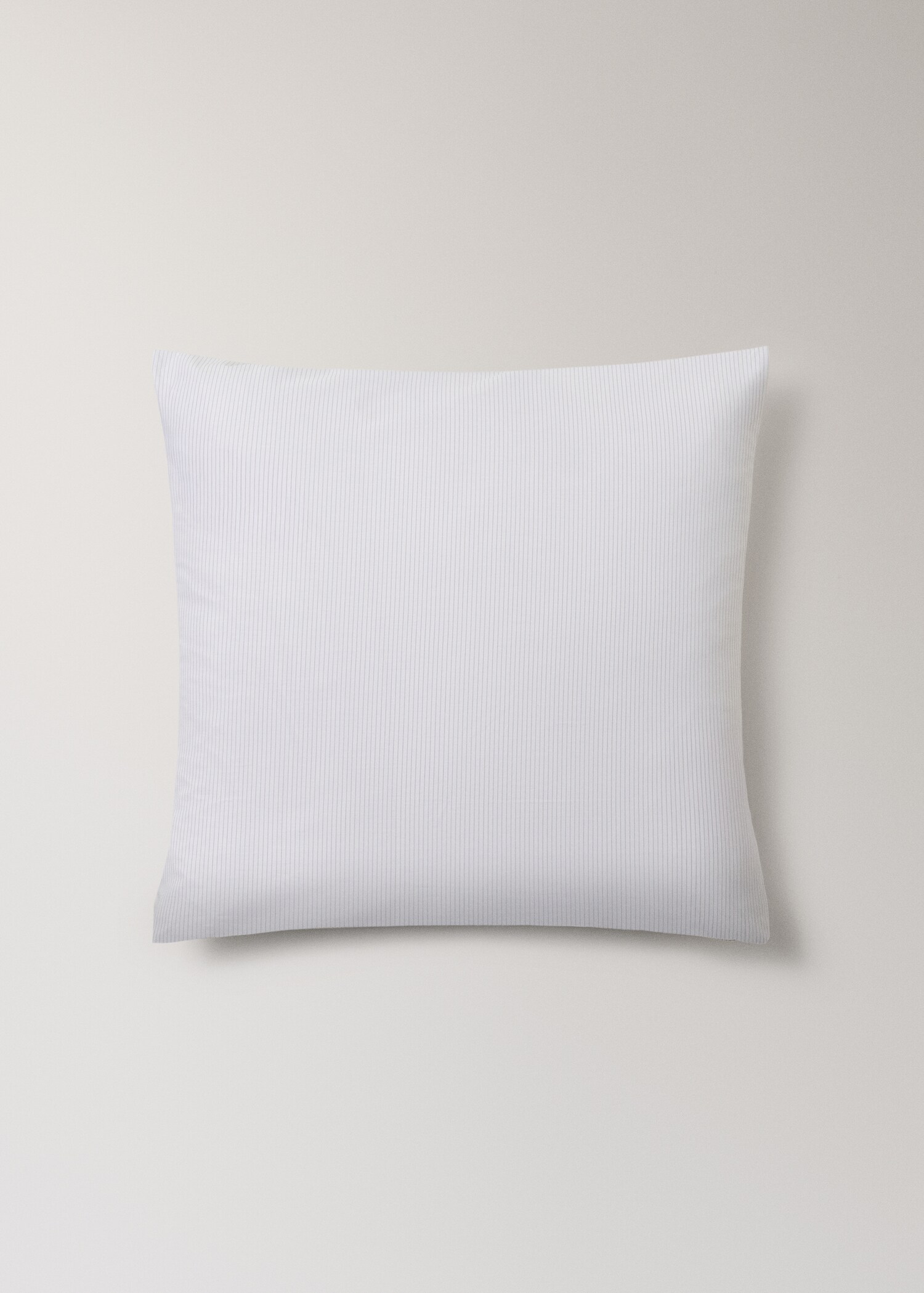 Dwie poszewki na poduszki z bawełny perkal w cienkie paski 60x60 cm - Artykuł bez modela/modelki