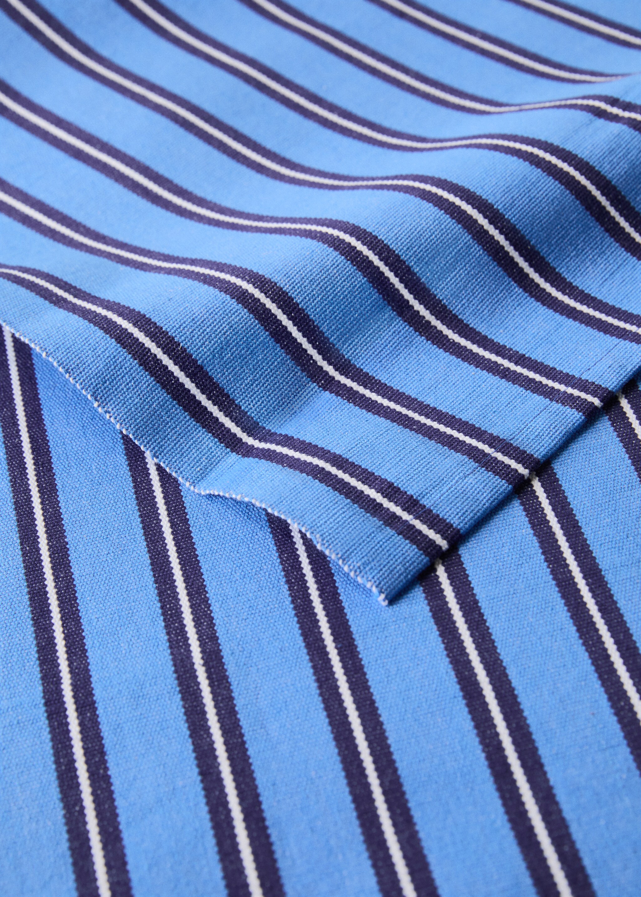 Cotton table runner with geometric structure - Details of the article 1, Blue. Ref: 87049405-00.
