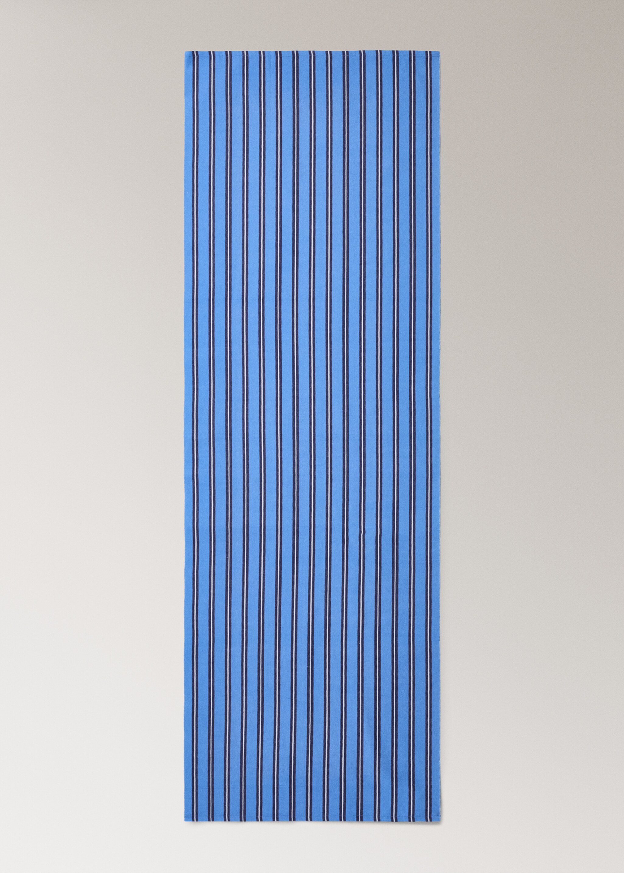 Cotton table runner with geometric structure - Details of the article 2, Blue. Ref: 87049405-00.