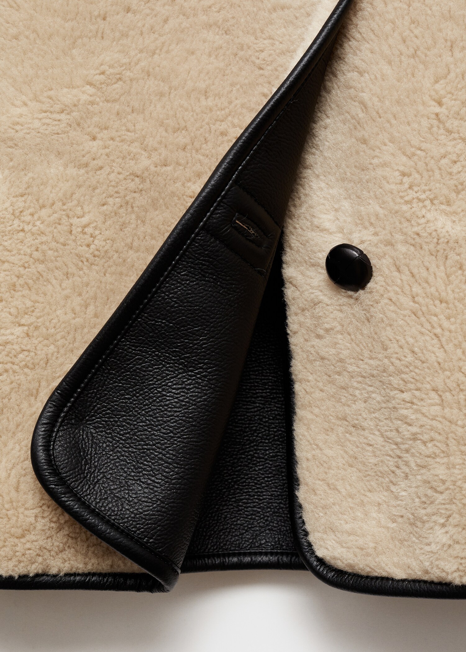 Short fur effect coat - Details of the article 0