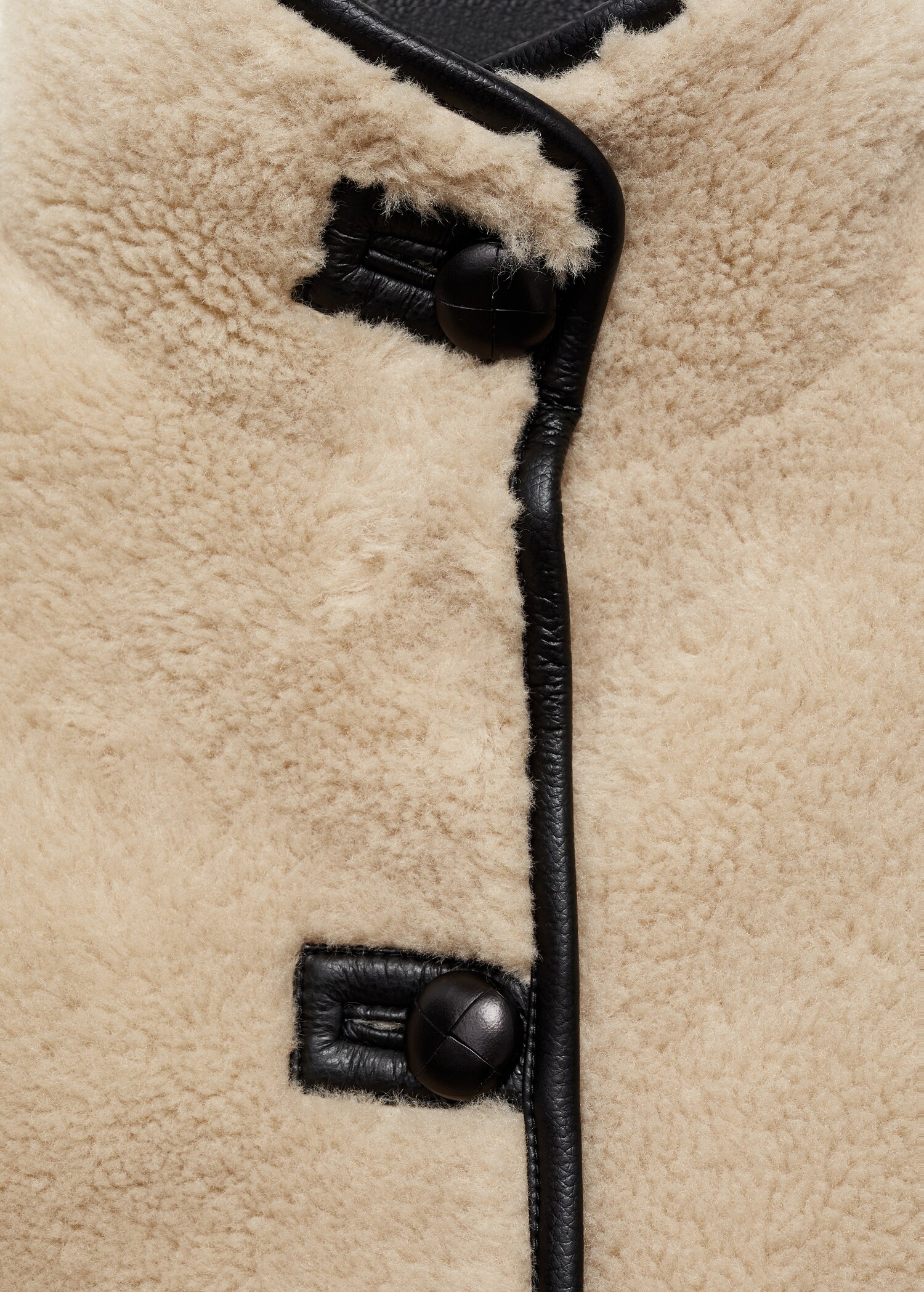 Short fur effect coat - Details of the article 8