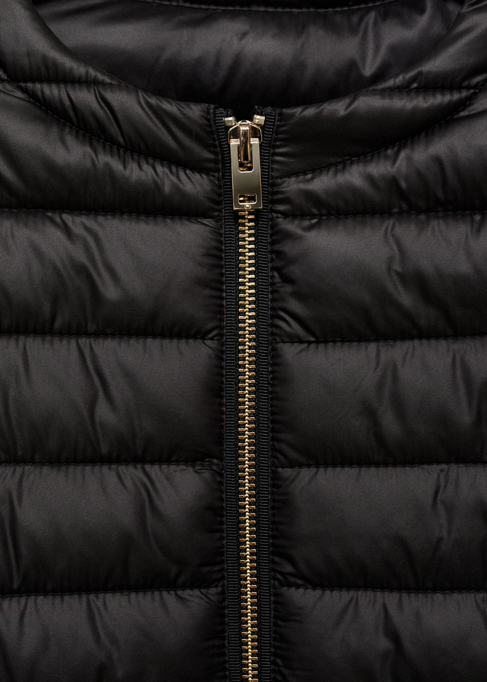 Short padded anorak with pockets - Details of the article 8