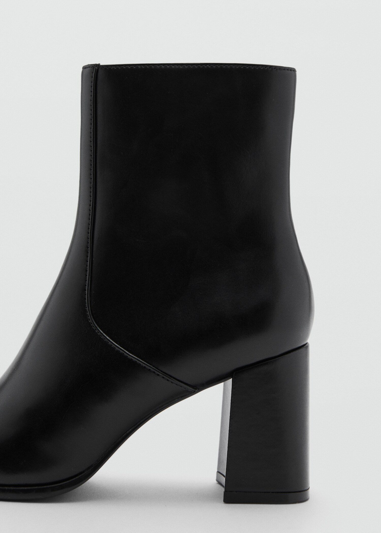 Ankle boots with block heel - Details of the article 1