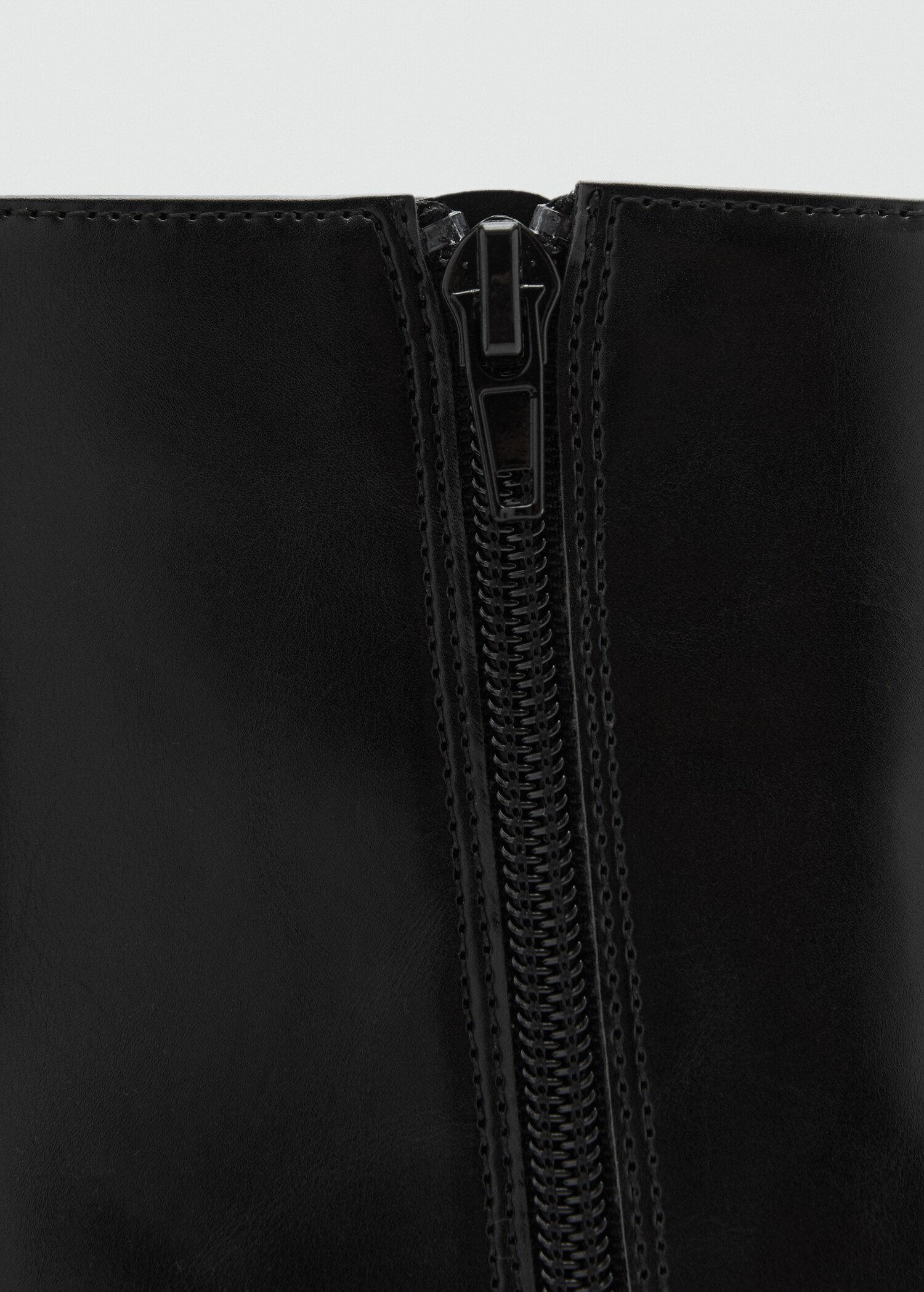 Ankle boots with block heel - Details of the article 2