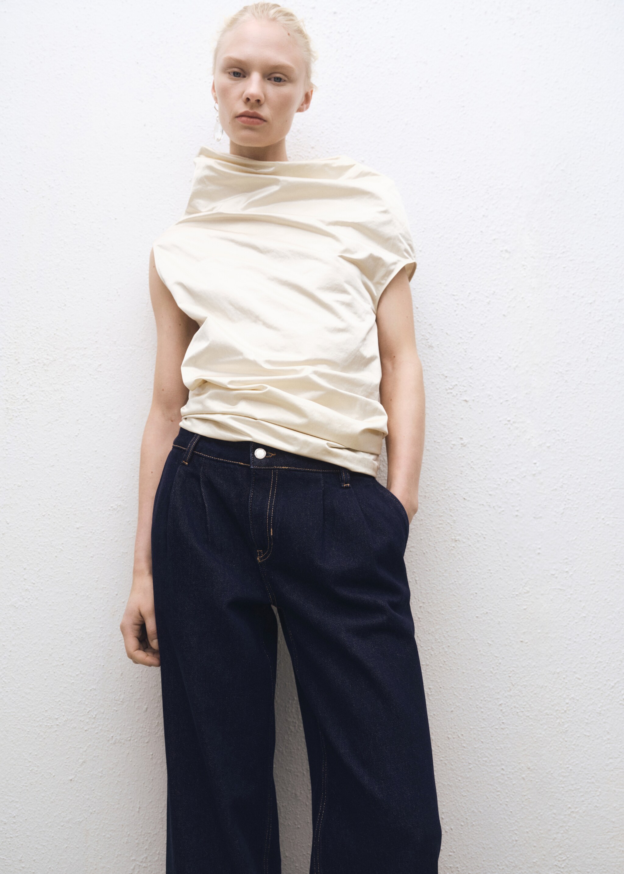 Rinse-wash wide-leg jeans with pleats - Details of the article 1