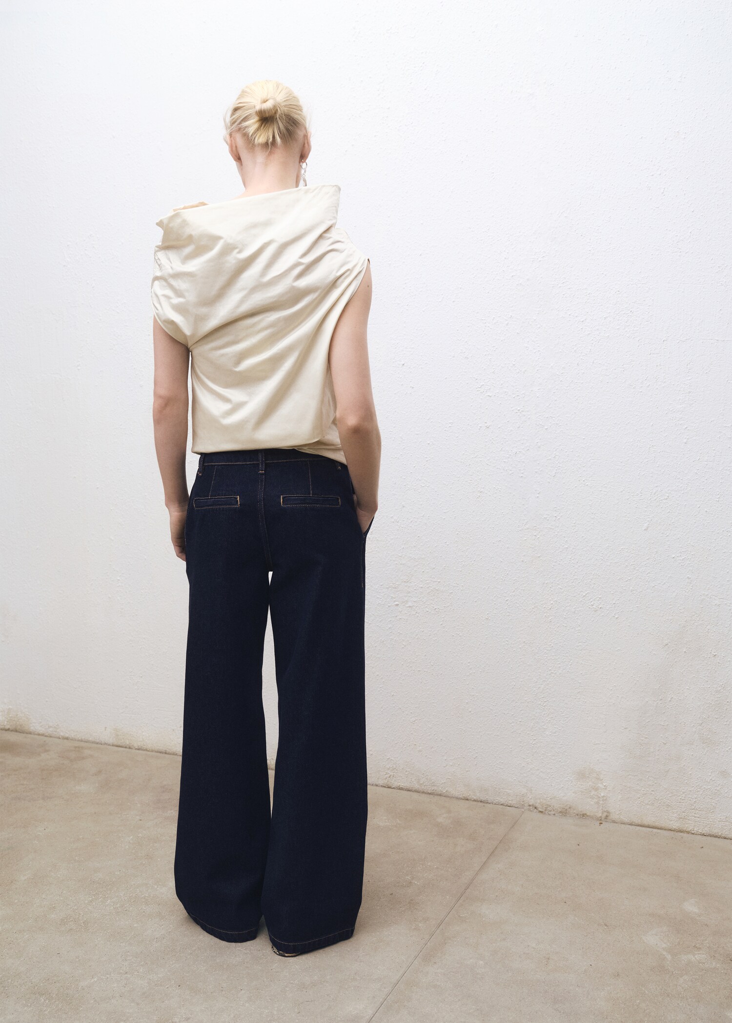 Rinse-wash wide-leg jeans with pleats - Details of the article 2