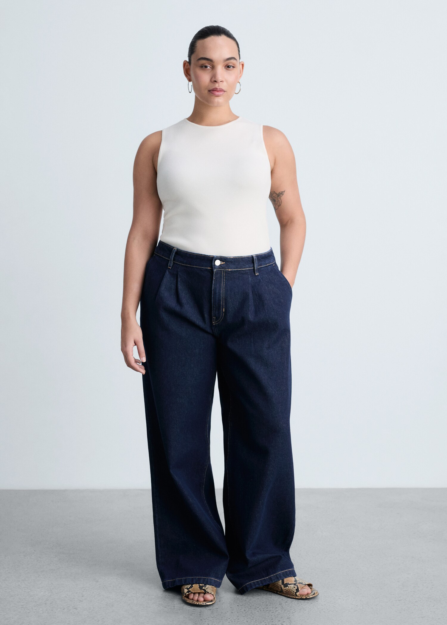 Rinse-wash wide-leg jeans with pleats - Details of the article 3