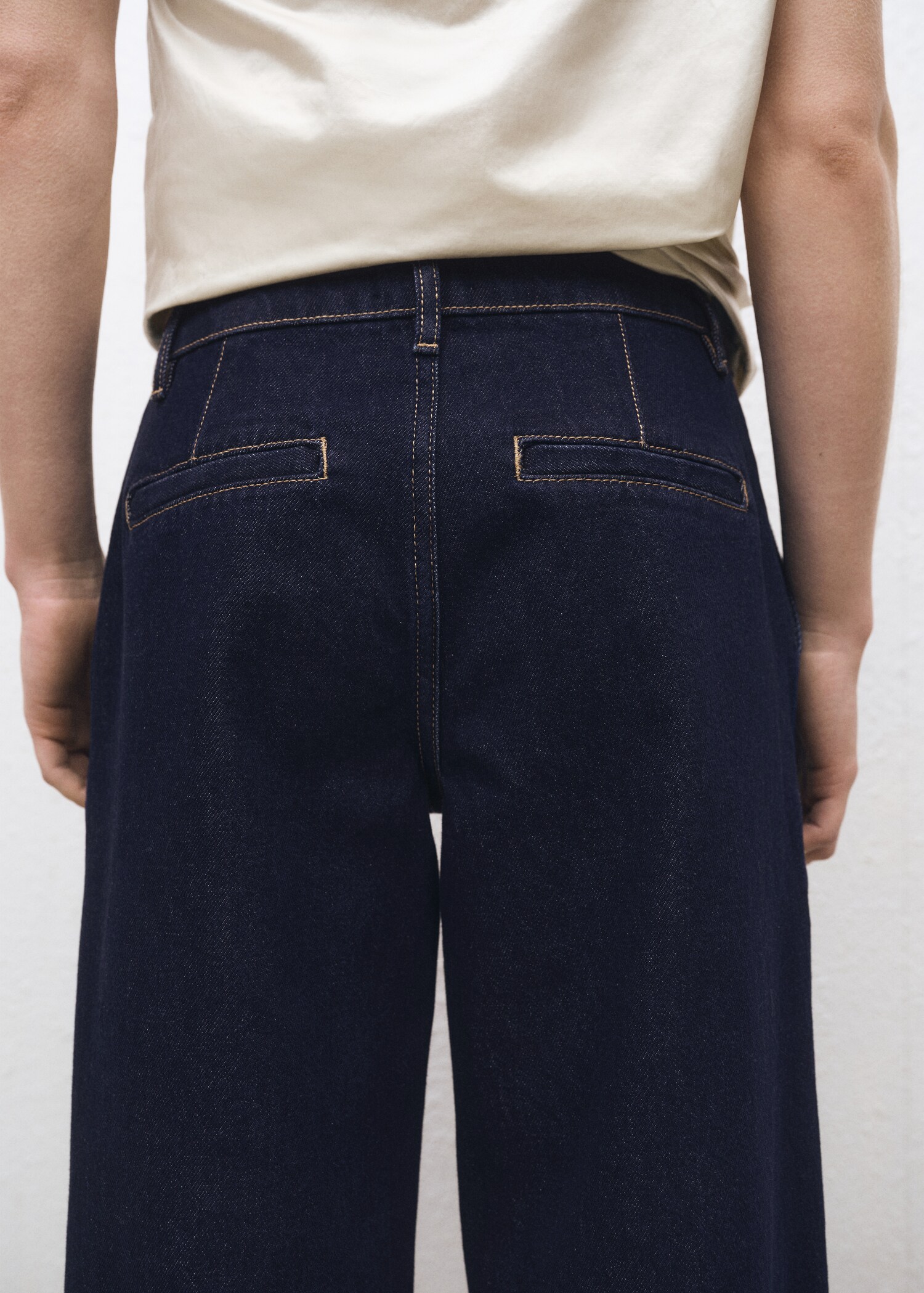 Rinse-wash wide-leg jeans with pleats - Reverse of the article