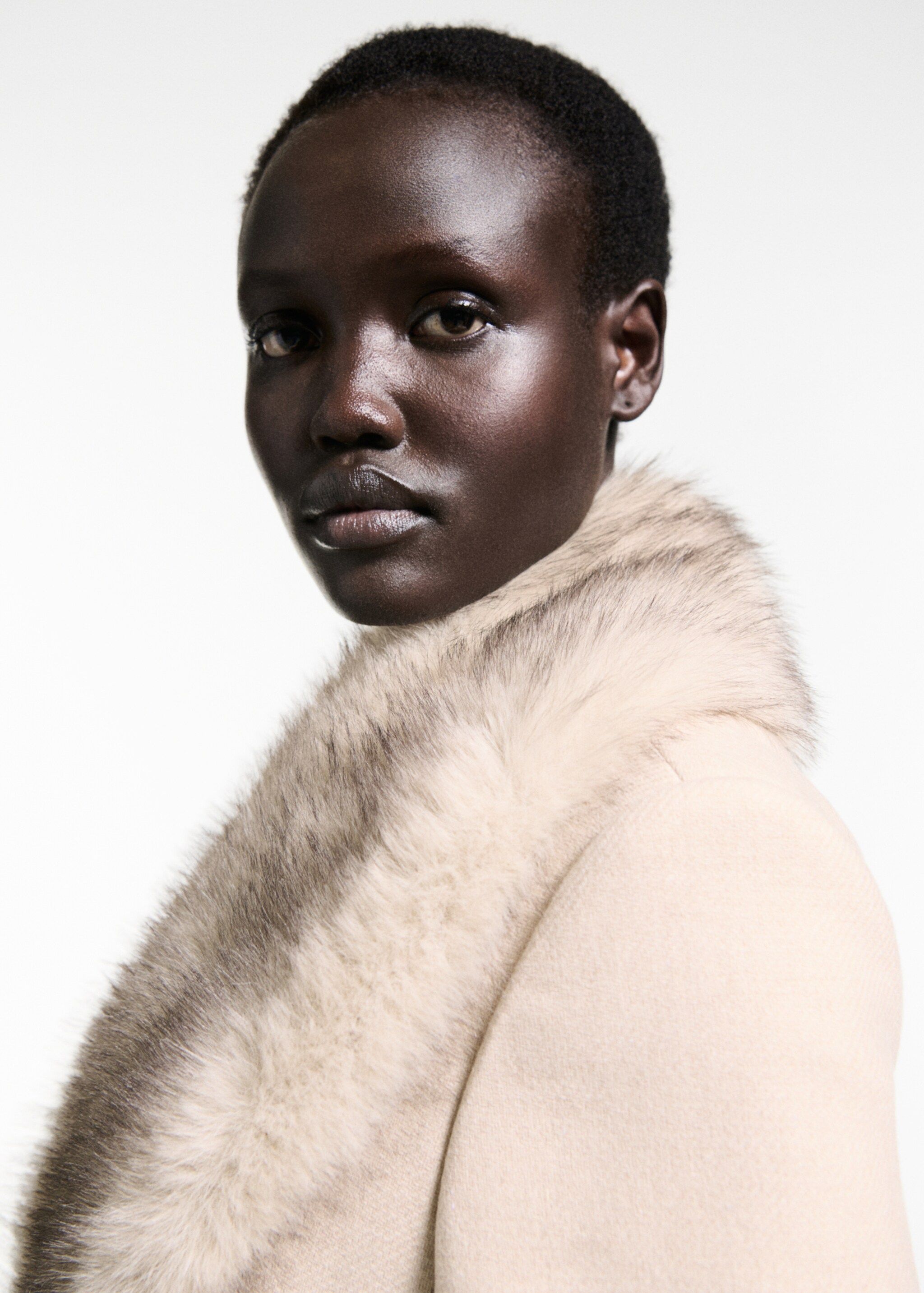 Butter wool coat with detachable collar - Details of the article 1
