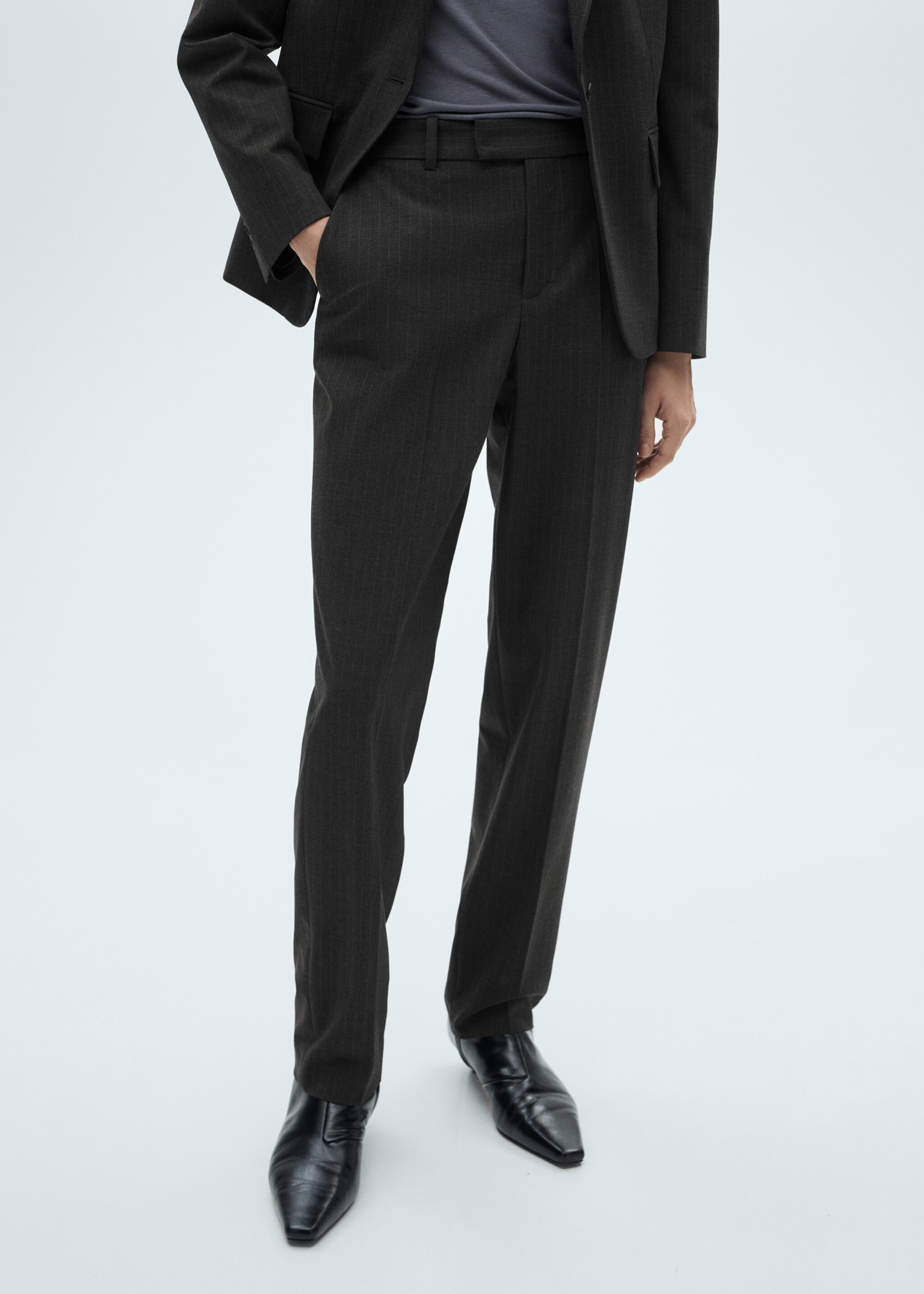 Pantalon de costume fines rayures - Plan moyen