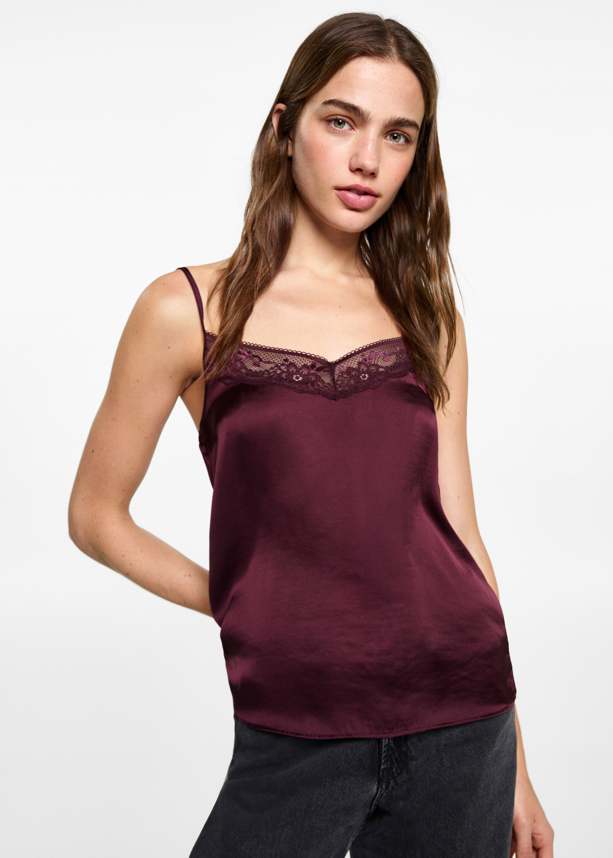 Top detalle blonda - Plano medio
