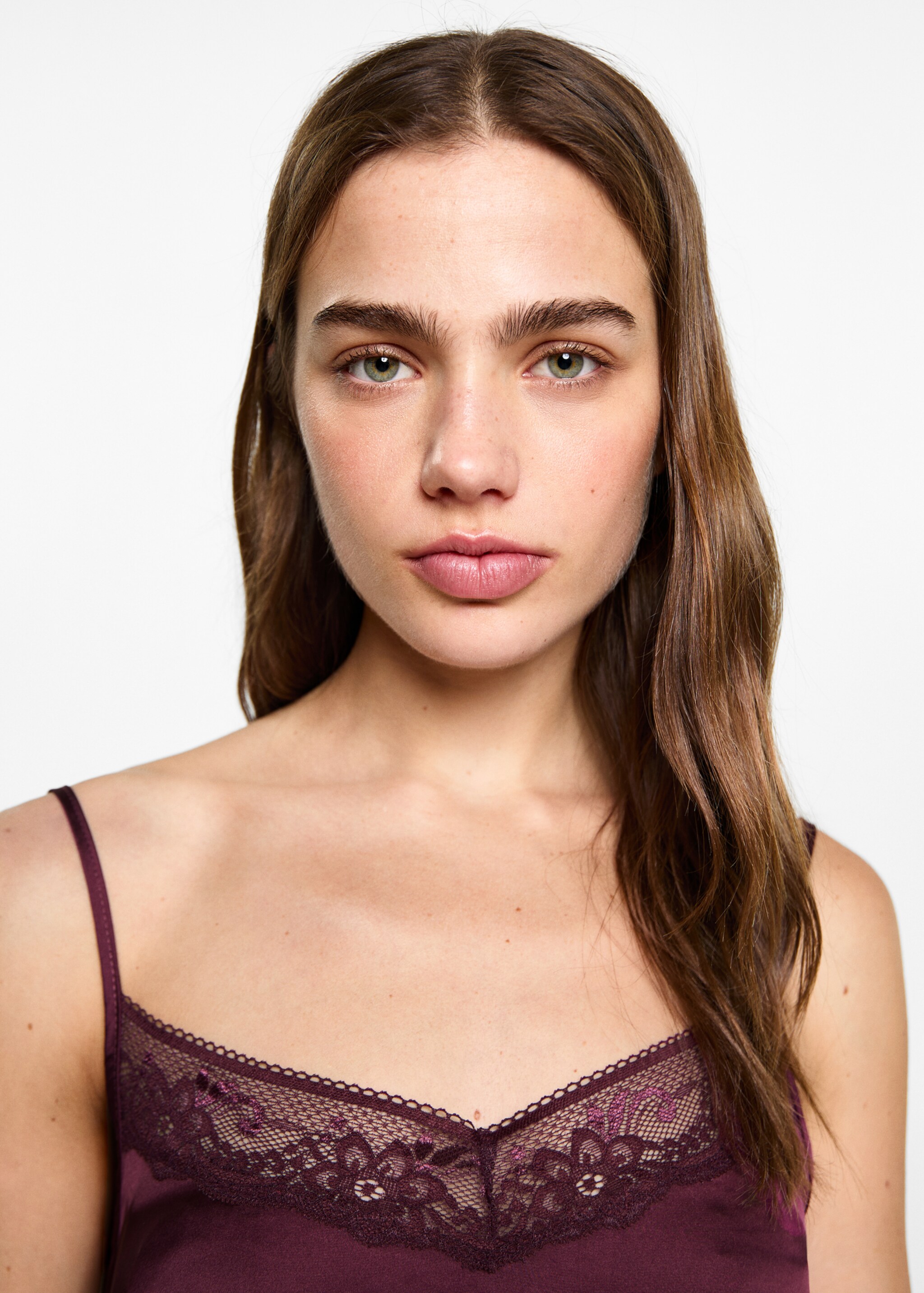 Openwork detail top - Details of the article 1, Burgundy. Ref: 87050458-00.