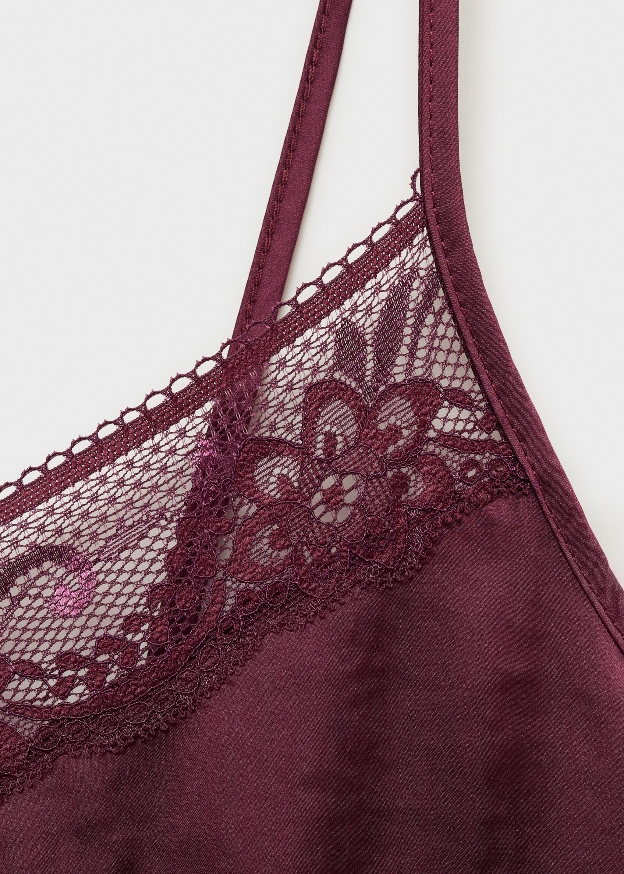 Openwork detail top - Details of the article 8, Burgundy. Ref: 87050458-00.