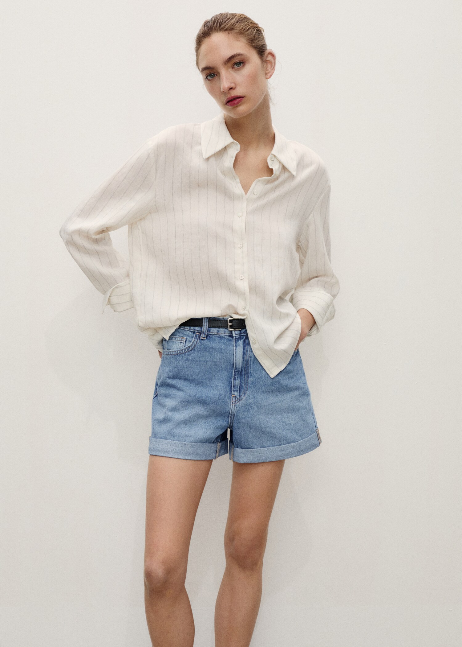 Shorts denim mom-fit tiro alto - Plano medio