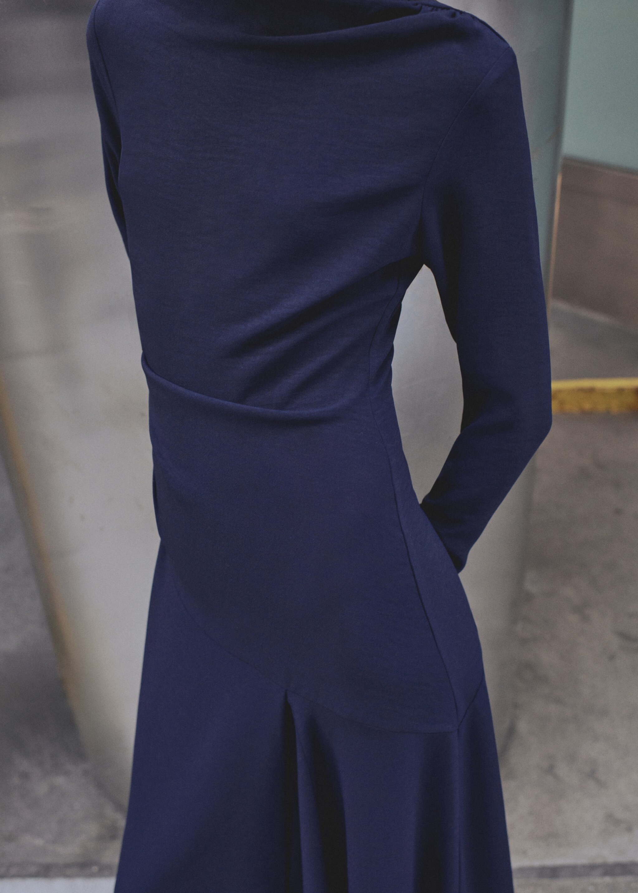 Asymmetrical pleated dress - เครื่องบินขนาดกลาง