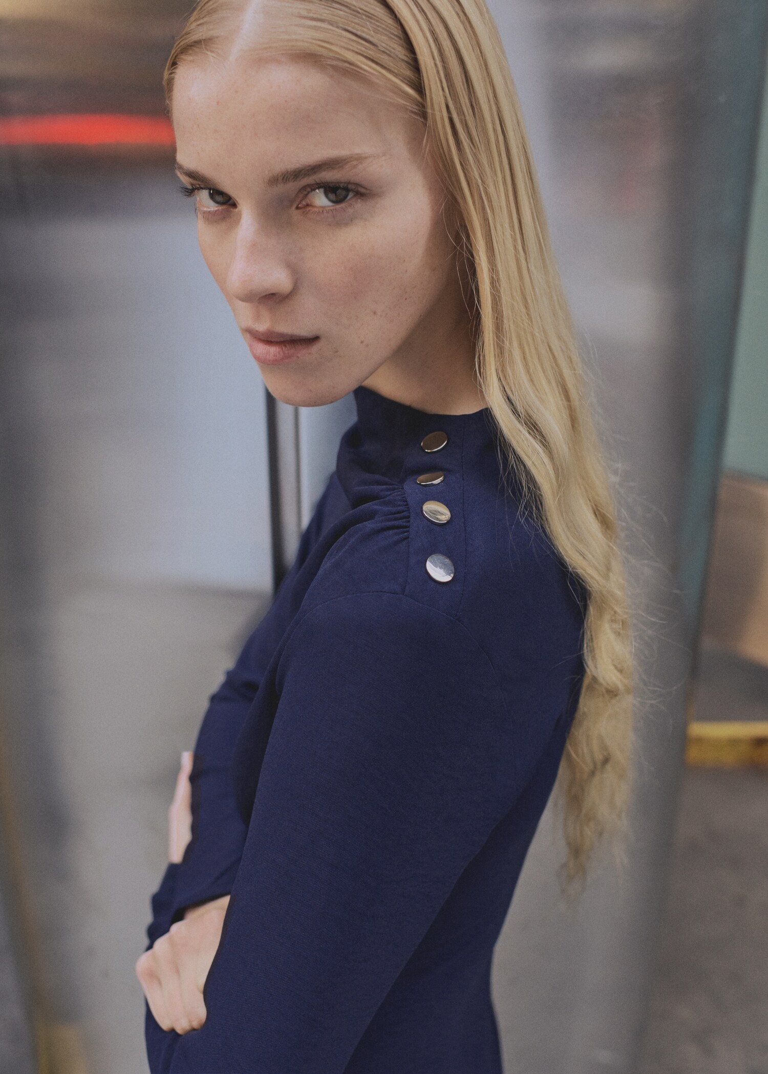 Asymmetrisches Kleid mit Raffdetails - Detail des Artikels 1