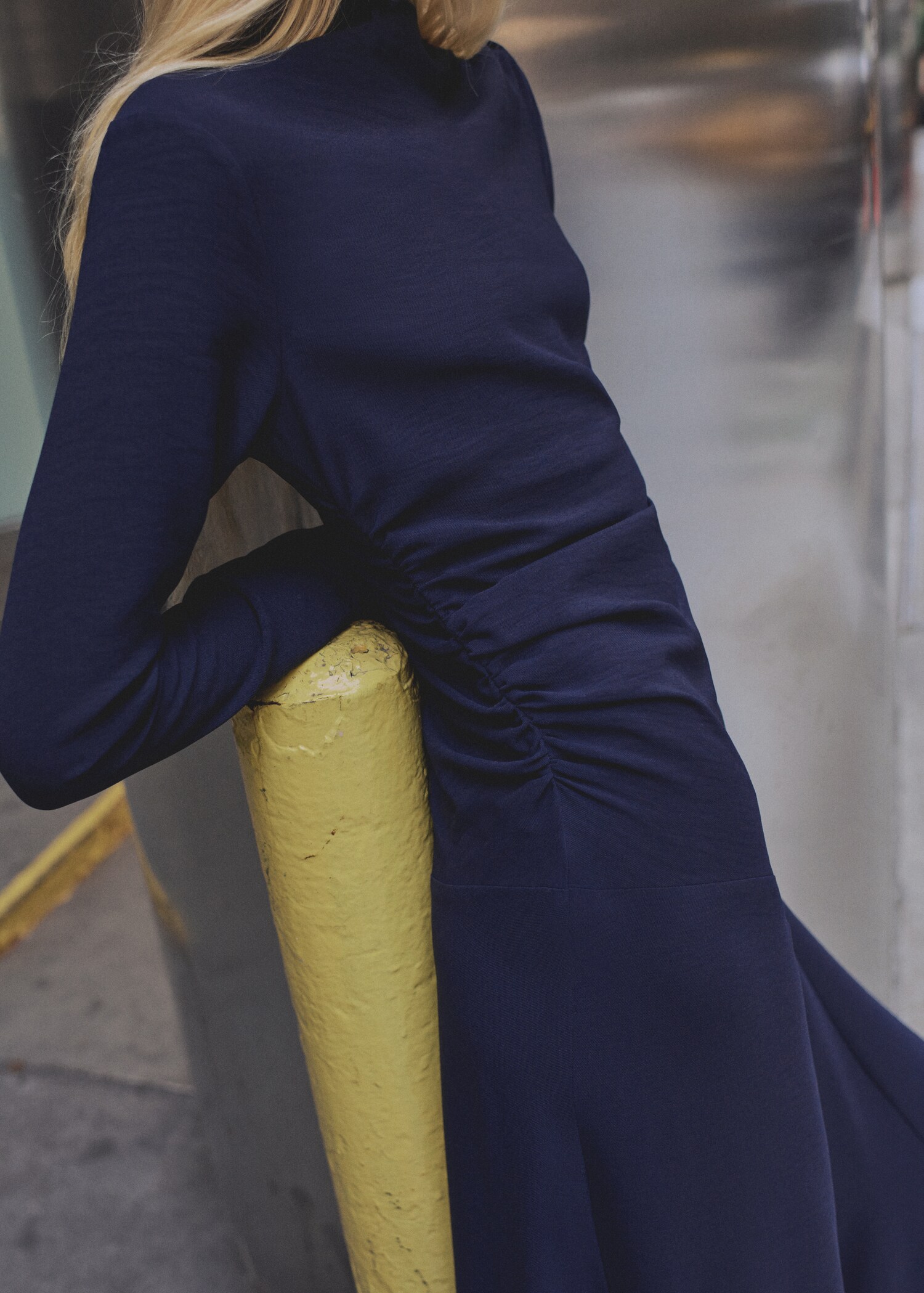 Asymmetrisches Kleid mit Raffdetails - Detail des Artikels 6