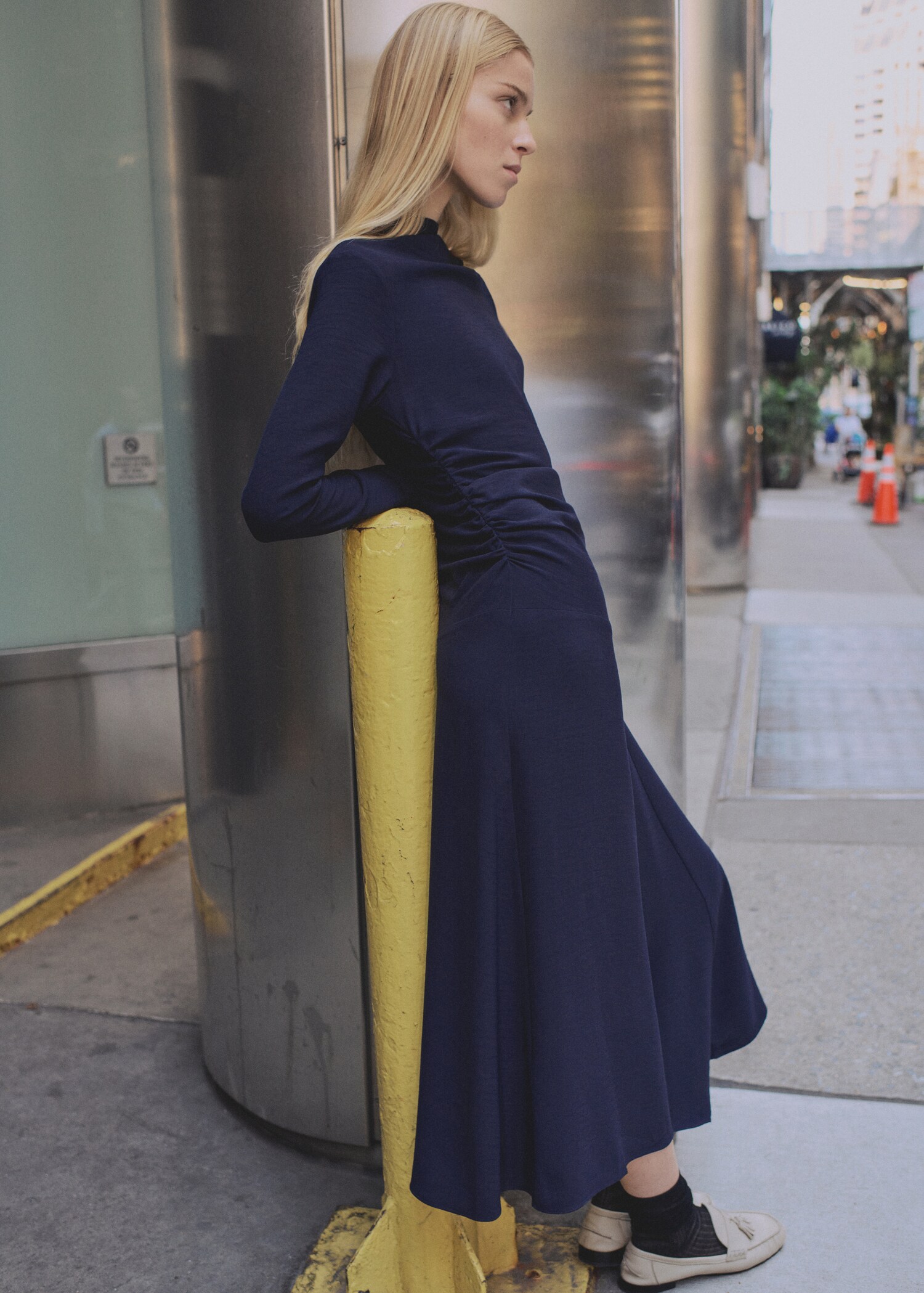 Asymmetrisches Kleid mit Raffdetails - Rückseite des Artikels
