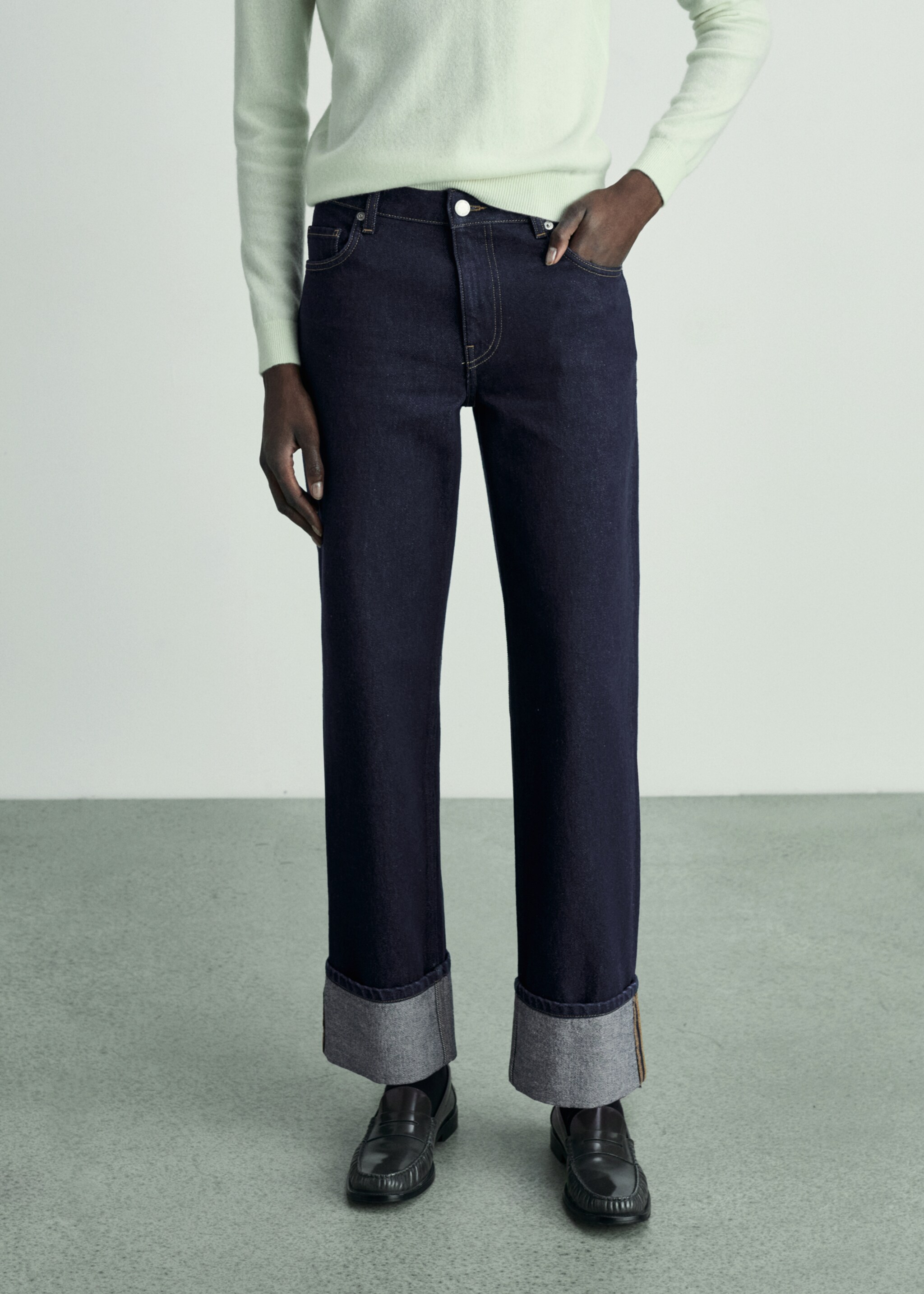 Jeans rinse wash bajo vuelto - Plano medio