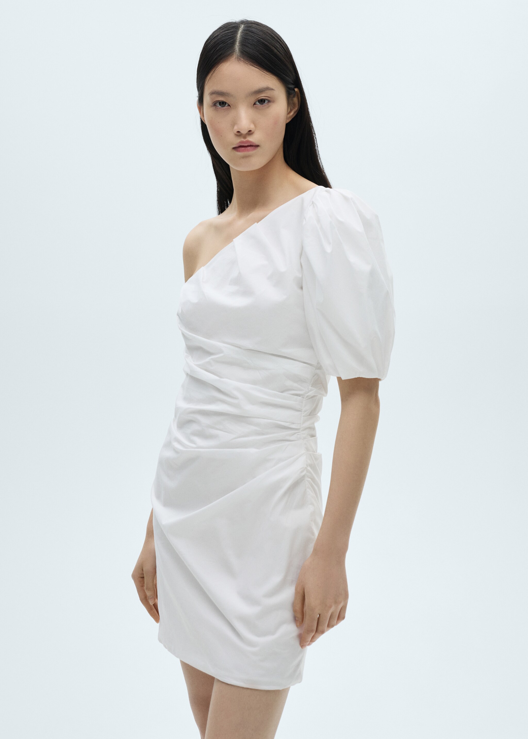 Robe asymétrique manches bouffantes - Plan moyen