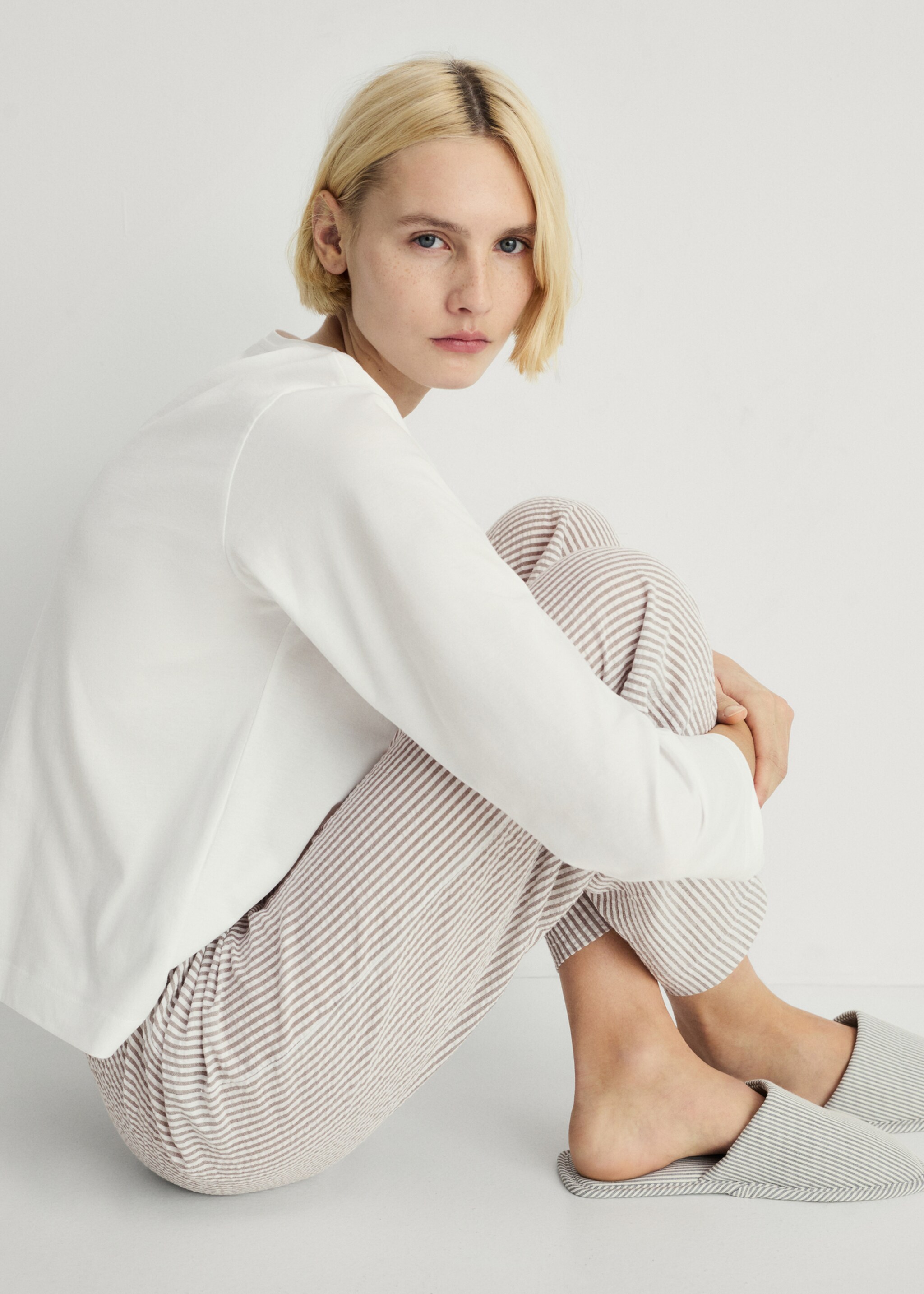 Seersucker striped two piece pajamas - Details of the article 2