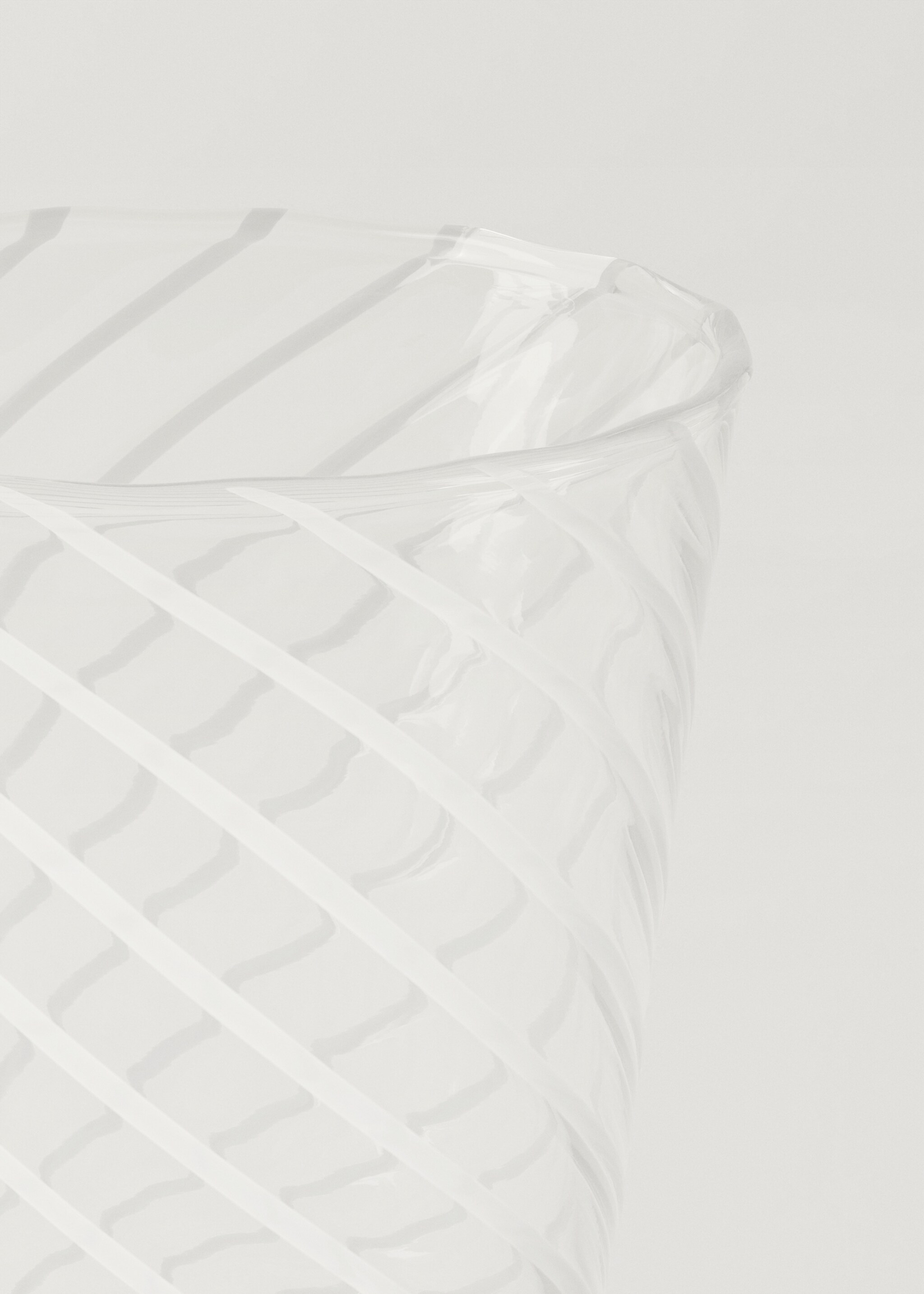 Kleines Borosilikat-Trinkglas mit farbiger Spirale - Detail des Artikels 2
